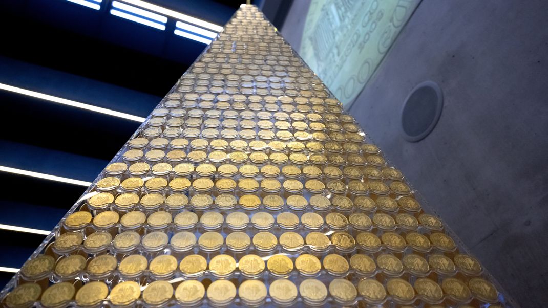 Ein Weihnachtsbaum aus Goldmünzen steht beim Goldhändler pro aurum. 