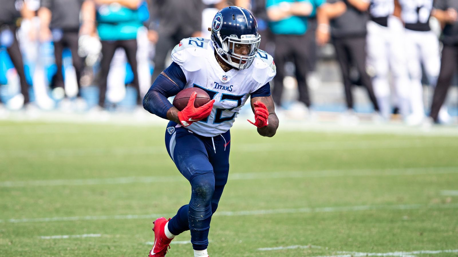 
                <strong>Running Back: Derrick Henry - 38 Punkte</strong><br>
                Hier kann nur ein Name stehen! Derrick Henry überrannte die Houston Texans mit seinem unnachahmlichen Laufstil und entschied in der Overtime mit das Spiel. Das Highlight des Spiels war jedoch ein 94-Yard-Lauf, mit dem er die Titans zwischenzeitlich mit 27:23 in Führung brachte. Auf dem Statistikbogen standen letztlich 212 Rushing Yards, 52 Receiving Yards und zwei Touchdowns. 
              