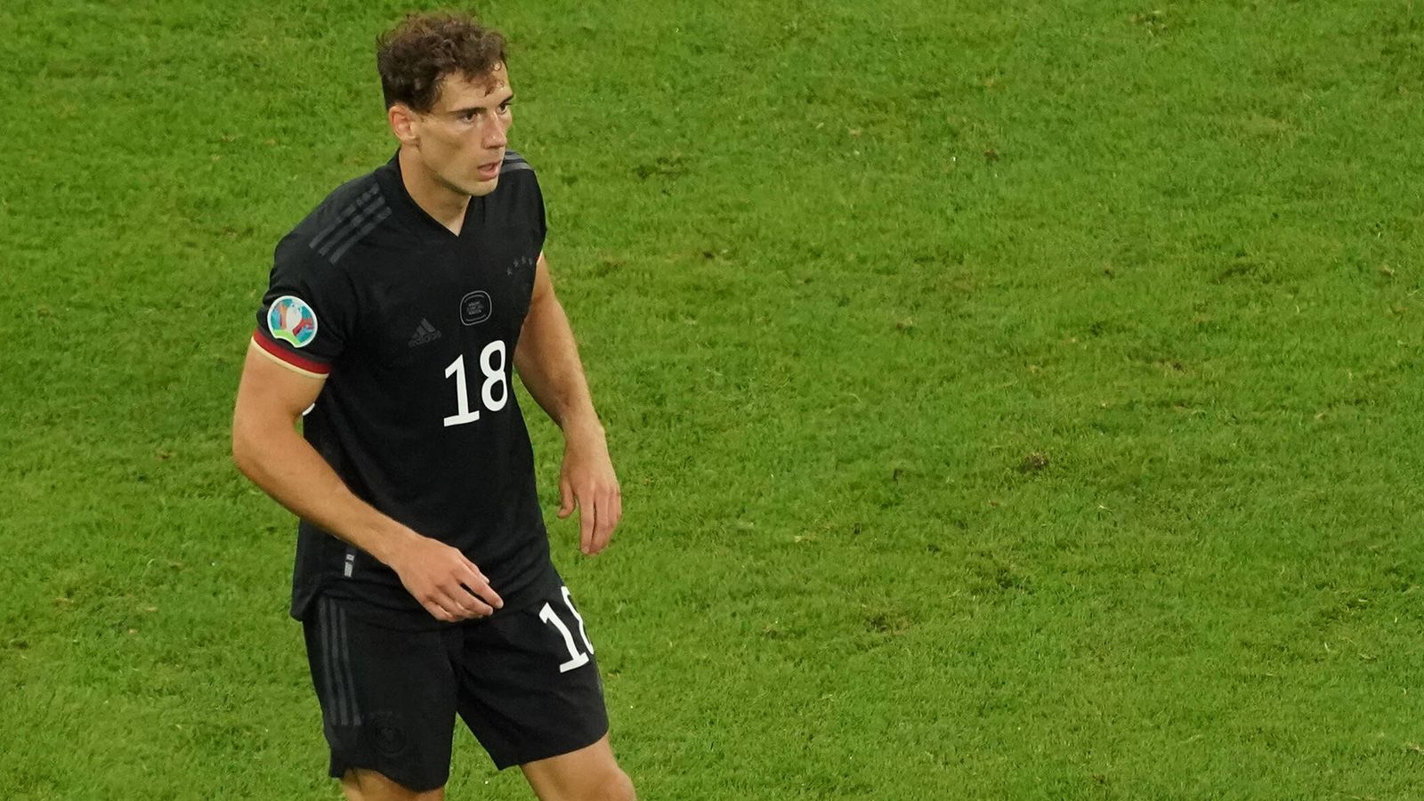 
                <strong>Zentrales Mittelfeld: Leon Goretzka</strong><br>
                Hier nun mein erster Wechsel im Vergleich zu Löws Startelf gegen Ungarn. Leon Goretzka ersetzt Ilkay Gündogan, der nach seiner Schädelprellung ohnehin nicht hundertprozentig fit ist. Goretzkas Einsatz liegt auf der Hand, er bringt die Physis und die Torgefahr mit, um im zentralen Mittelfeld den Engländern den Schneid abzukaufen.
              
