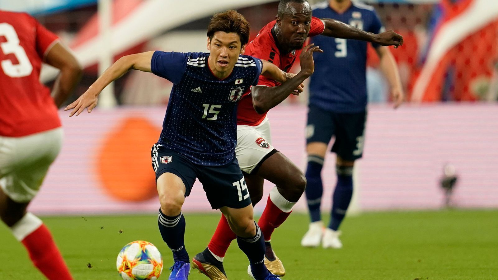 
                <strong>Yuya Osako (SV Werder Bremen und Japan)</strong><br>
                Yuya Osako wird neben Haraguchi auflaufen. Der Bremer Stürmer hat schon 43 Länderspiele auf dem Buckel und erzielte dabei immerhin 14 Tore. Der japanische Fußballer des Jahres 2018 geht mit seiner Mannschaft zwar nicht als krasser Außenseiter ins Turnier, die Gruppe C mit Chile, Uruguay und Ecuador wird aber auch alles andere als ein Spaziergang.
              