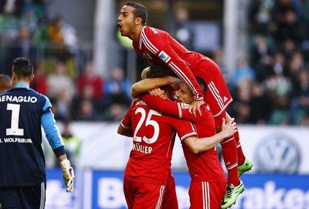 
                <strong>TOP: Tormaschine FC Bayern München</strong><br>
                Lange Zeit sieht es so aus, als würden die Bayern in Wolfsburg nicht über ein 1:1 hinauskommen. Doch in der 63. eröffnet der Nationalstürmer Thomas Müller den Toreigen: Innerhalb von 17 Minuten schießt die Tormaschine der Bayern fünf (!) Tore - Endstand 1:6.
              