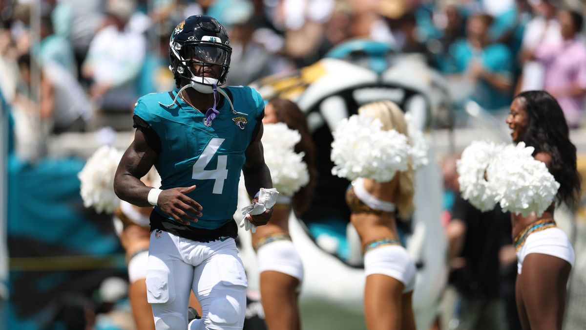 NFL, American Football Herren, USA Carolina Panthers at Jacksonville Jaguars Sep 7, 2025; Jacksonville, Florida, USA; Jacksonville Jaguars running back Tank Bigsby (4) takes the field prior to a ga...