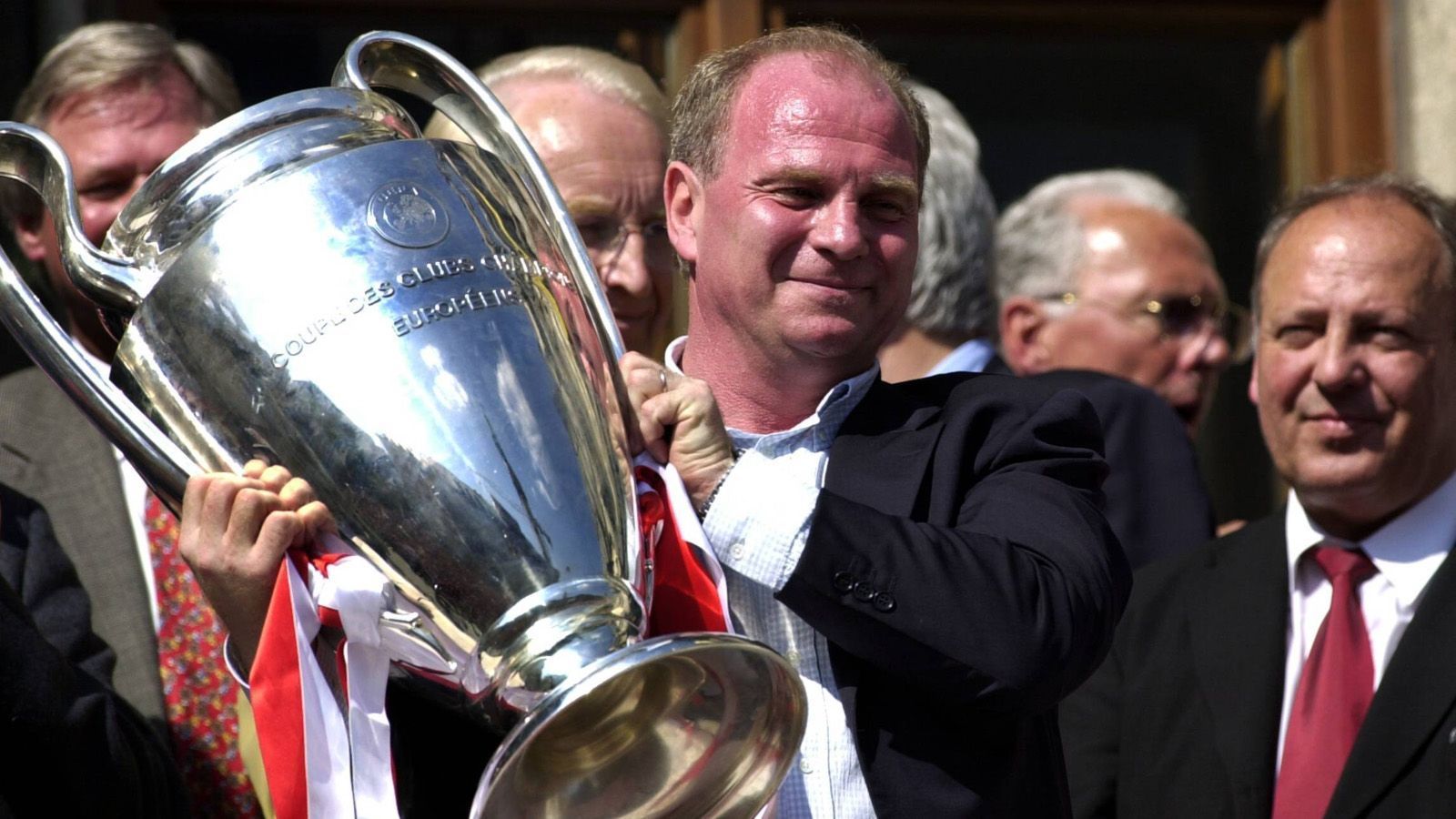 
                <strong>2001: Champions-League-Sieger als Manager</strong><br>
                Bis sich der FC Bayern mit dem Champions League-Titel auch die internationale Krone aufsetzt, muss Hoeneß 22 Jahre warten. 2001 kann der stolze Manager auf dem Münchner Marienplatz dann den Henkelpott präsentieren, den er als Spieler selbst dreimal gewinnen konnte.  
              