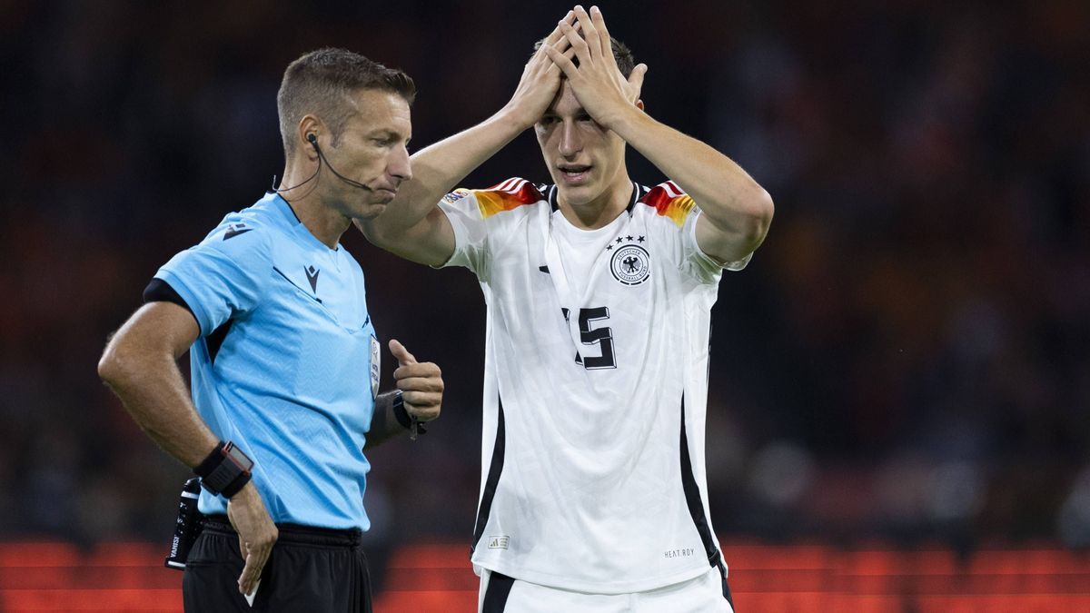 AMSTERDAM - (l-r) Referee Davide Massa, Nico Schlotterbeck of Germany during the UEFA Nations League match between the Netherlands and Germany at the Johan Cruyff ArenA on Sept. 10, 2024 in Amsterd...