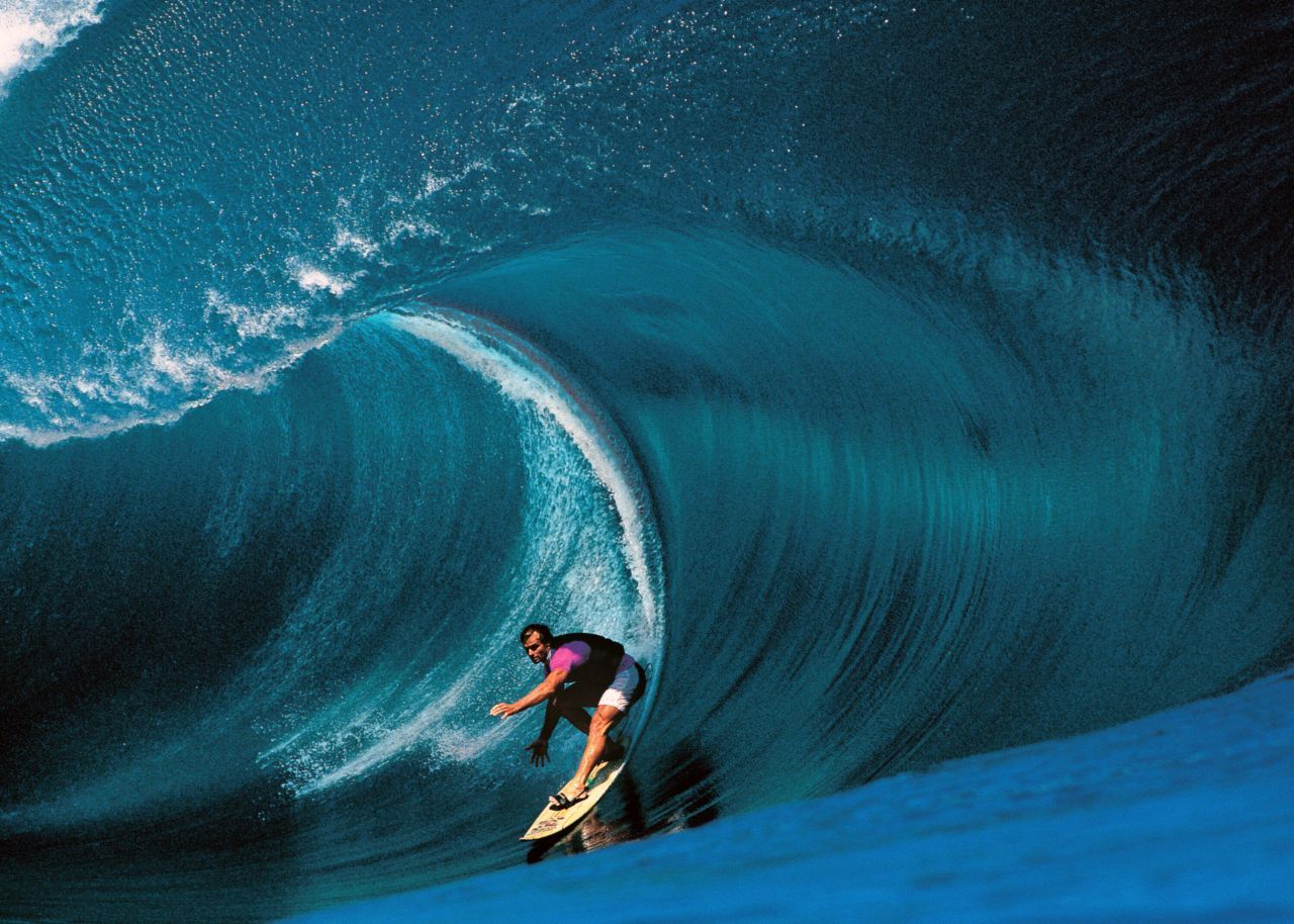 Teahupoo, Tahiti: Zu steil, zu schnell, zu zerstörerisch - lange hielt man Teahupoo für unbezwingbar. Der Tahitianer Thierry Vernaudon traute sich und surfte 1985 mit Freunden die hohl-brechende Welle. Allerdings wohl an einem "kleineren Tag", nicht vergleichbar mit den heutigen "Big Wave Sessions". Der hawaiianische Toe-in-Surfer Laird Hamilton erwischte einige besonders dicke Dinger. Seine Einschätzung: Nirgendwo sei der Gr