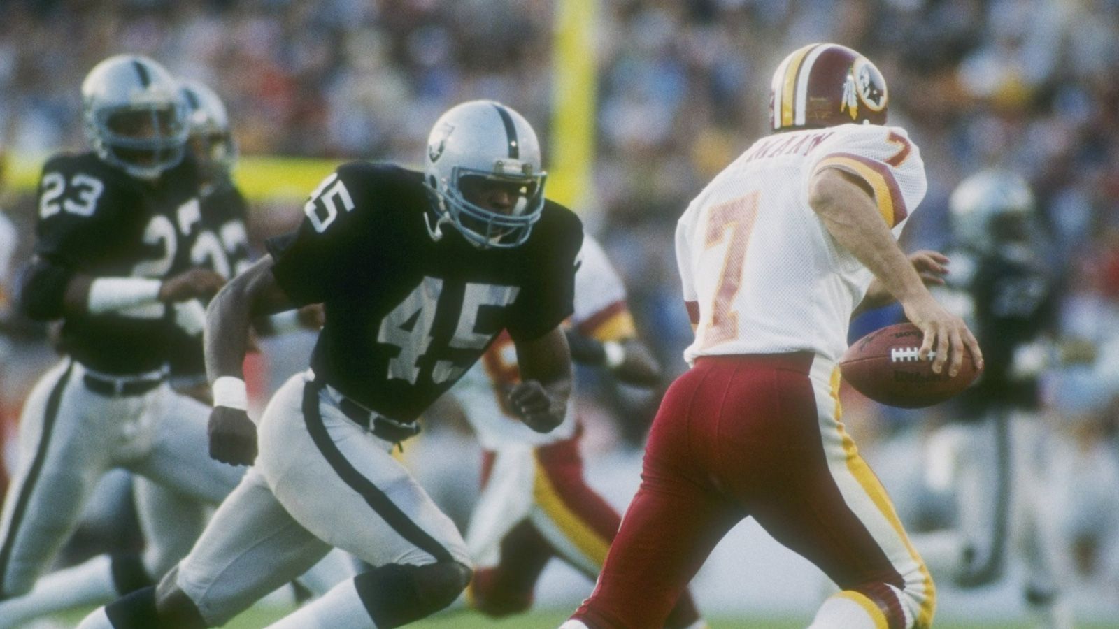 
                <strong>Super Bowl XVIII: Los Angeles Raiders vs. Washington Redskins </strong><br>
                Schon wieder die Raiders, die mittlerweile aus Oakland nach L.A. umgezogen waren. Und das Washington Football Team, das damals noch Redskins hieß. Die Raiders gewannen den Super Bowl im Januar 1984 mit 38:9, verloren aber in der Regular Season mit 35:37 gegen Washington.
              