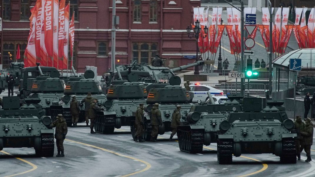 Russische Panzer und Militärfahrzeuge rollen in Moskau in Richtung Roter Platz, um an einer Probe für die Militärparade zum Tag des Sieges teilzunehmen.