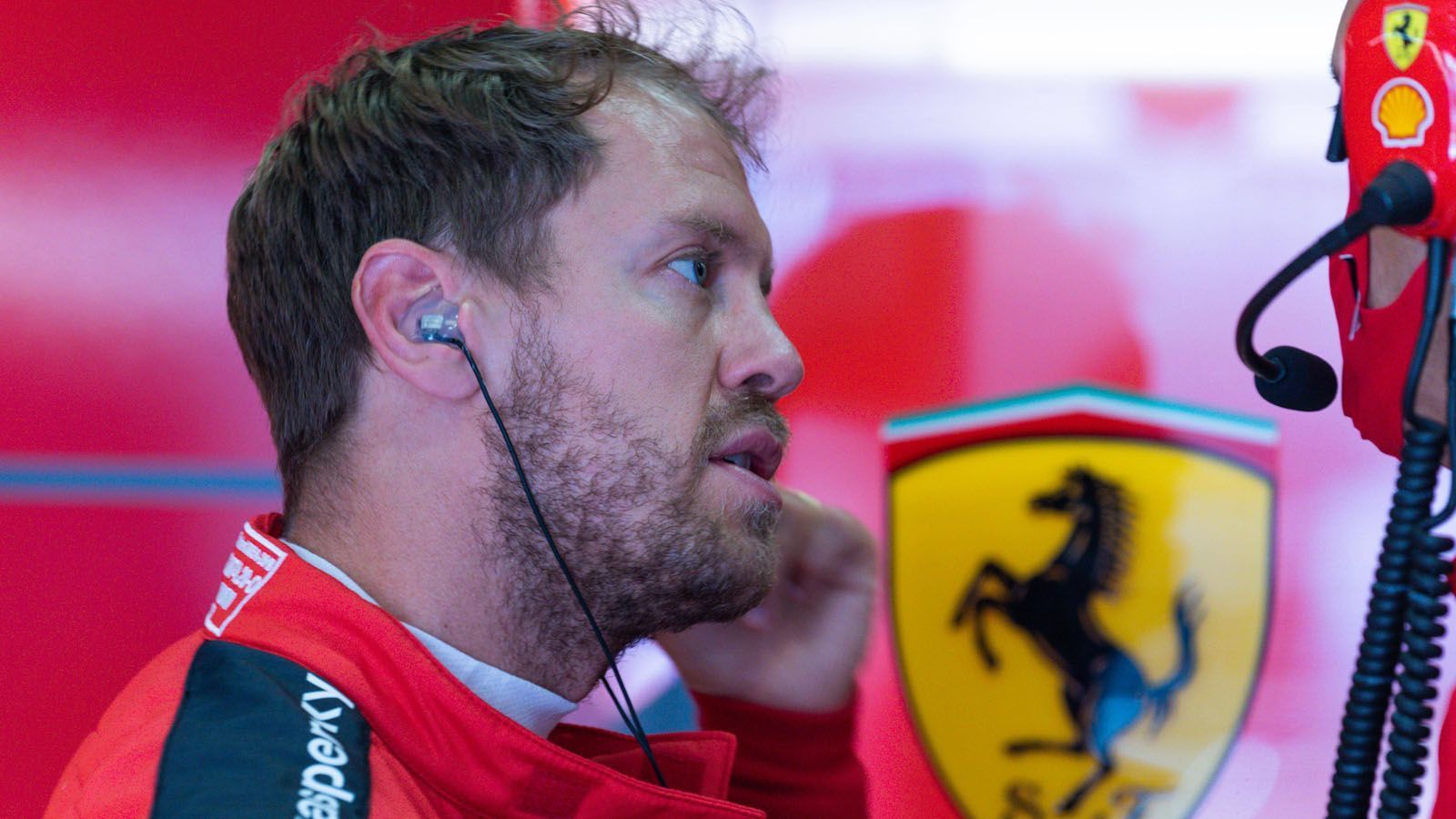 
                <strong>Keine Balance, wenig Speed - die Probleme des Ferrari</strong><br>
                Neues Rennen, gleicher Kurs: Auch der zweite Grand Prix der Saison 2020 findet im österreichischen Spielberg statt. Für Sebastian Vettel ist das kein gutes Omen. Mit seinem zehnten Platz war er der große Verlierer des ersten Laufs. Noch besorgniserregender als das nackte Ergebnis war die Leistung seines Ferraris. Die Motorpower war so schwach, dass er auf einigen Geraden selbst dem Racing Point und dem Renault unterlegen war. Hinzu kam die mangelnde Stabilität. Vettel sagte nach dem Rennen: "Ich kann froh sein, dass ich mich nur einmal gedreht habe. Das Auto war vor allem im Heck instabil." Ob Vettel an diesem Wochenende besser zurechtkommt?
              