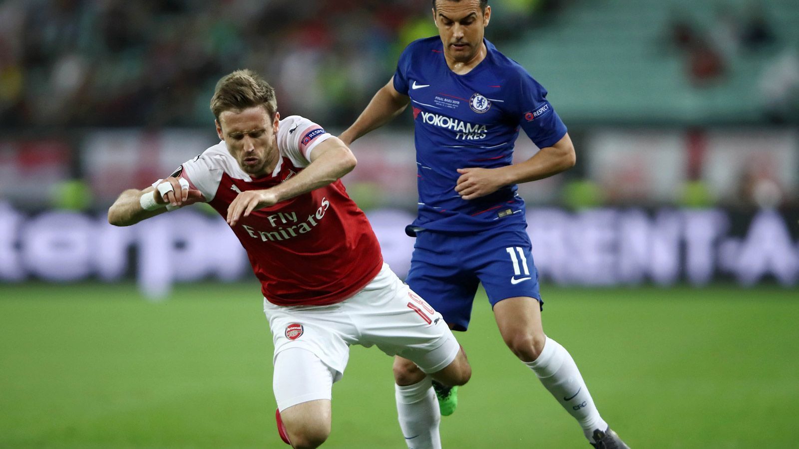 
                <strong>Nacho Monreal</strong><br>
                Wirkt in der ersten Hälfte nicht immer sattelfest. Wird ein ums andere Mal überlaufen und kommt auch bei der ersten guten Chelsea-Chance durch Emerson zu spät. Offensiv spielt er gut mit Kolasinac zusammen und hält diesem in der Rückwärtsbewegung den Rücken frei. Nach dem Rückstand kann er offensiv auch nicht für mehr Zug zum Tor sorgen. Ist beim 0:2 zu passiv und lässt Hazard einfach laufen und flanken. Wird folgerichtig in der 66. Minute ausgewechselt. ran-Note: 5 
              