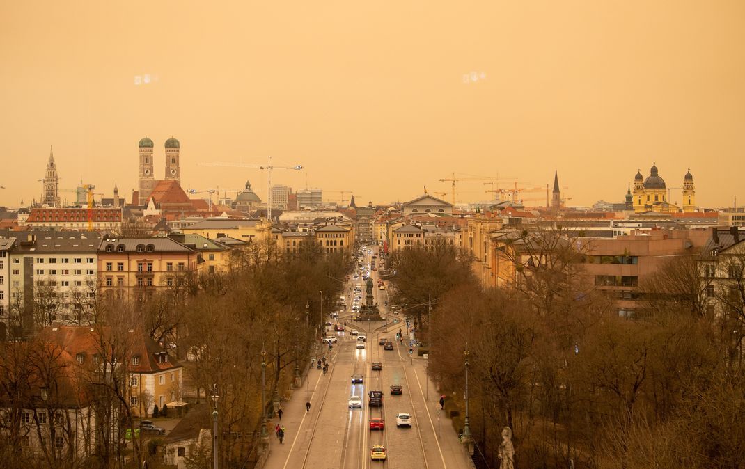 Saharastaub aus der afrikanischen Wüste färbt den Himmel gelblich und erzeugt eine besondere Lichtstimmung.