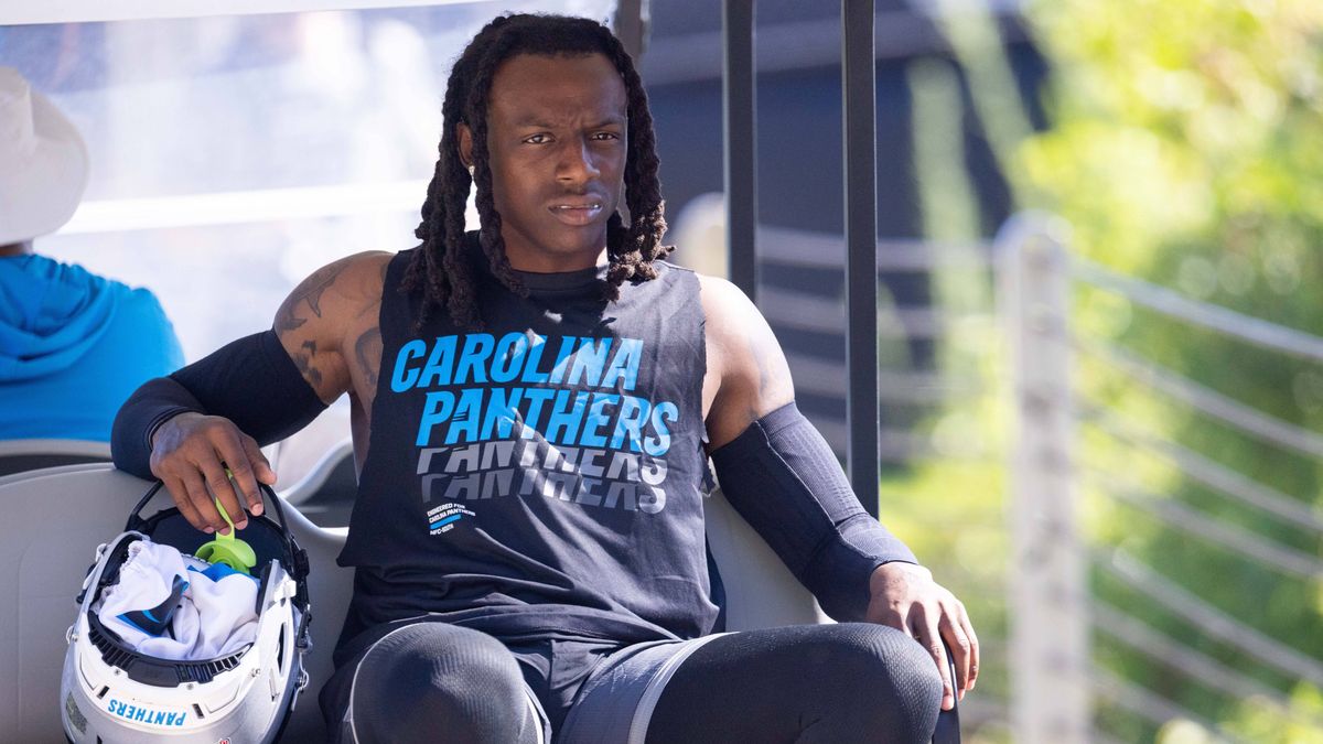 NFL, American Football Herren, USA Carolina Panthers Training Camp Jul 26, 2025; Charlotte, NC, USA; Carolina Panthers cornerback Jaycee Horn (8) rides to practice during training camp. Charlotte N...