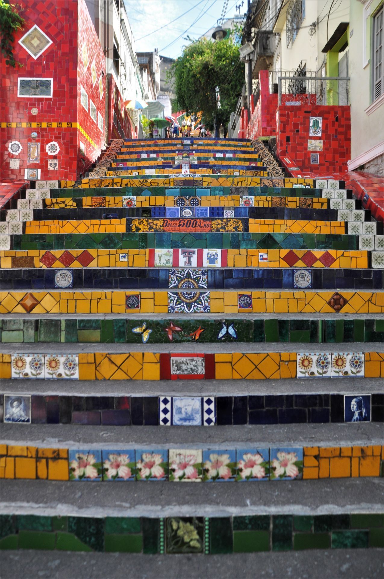 Die berühmte bunte Treppe schuf der in Chile geborene Maler und Keramiker Jorge Selarón, der 1983 nach Rio de Janeiro kam. Er verzierte die 215 Stufen mit mehr als 2000 Kacheln aus über 60 Ländern. Die Escadaria Selarón führt hinauf ins Künstler-Viertel Santa Teresa mit seinen zahlreichen Galerien und Ateliers. Abends wird in den nostalgischen Bars Live-Musik gespielt und Samba getanzt. 
