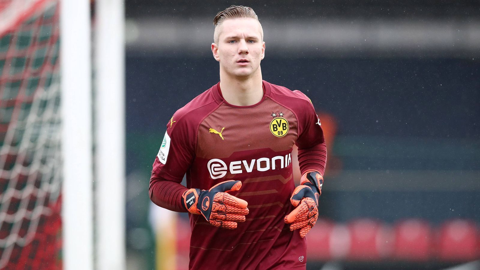 
                <strong>Luca Unbehaun (Borussia Dortmund)</strong><br>
                Auch wenn der 18-Jährige aufgrund einer Knie-Operation die Endrunde verpasste, zählt der deutsche U 18-Nationalspieler zu den größten Torhüter-Talenten des Landes. Im März unterschrieb er bei Borussia Dortmund einen Vertrag bis Sommer 2022. Laut dem Reviersport plant Trainer Lucien Favre ihn kommende Saison als Torwart Nummer 3 ein. Der ursprünglich aus dem Nachwuchs vom VfL Bochum stammende Schlussmann hat bereits erste Erfahrungen im Kreise der Profimannschaft gesammelt. Im Februar saß er im DFB-Pokal-Achtelfinale gegen Werder Bremen, als sowohl Roman Bürki wie auch Marvin Hitz verletzungsbedingt ausfielen, als Ersatzmann auf der Bank.
              