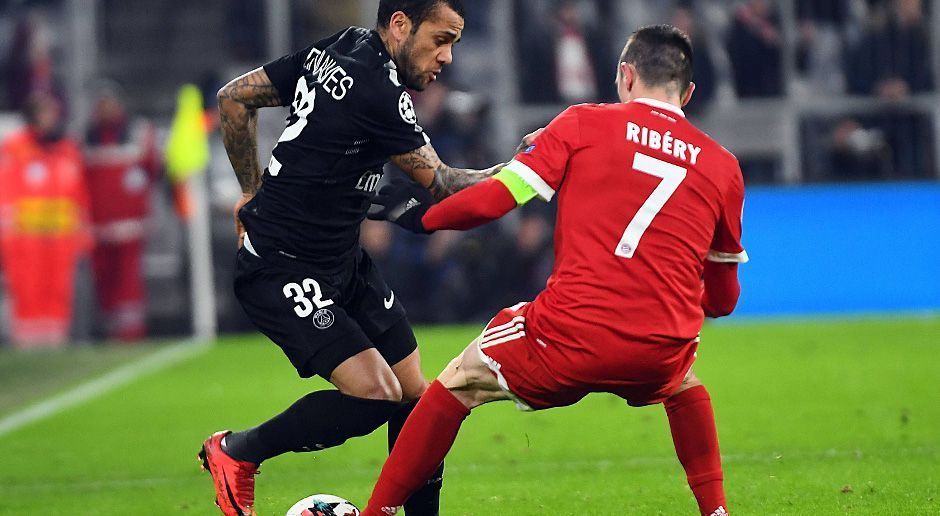 
                <strong>Dani Alves</strong><br>
                Nach vorne zumindest zu Beginn bemüht, aber ohne Durchschlagskraft, hinten ist der Routinier dagegen eine Katastrophe: Vor dem 0:1 lässt er sich erst von Ribery vernaschen, stolpert dann orientierungslos durch den eigenen Strafraum und hebt so die potenzielle Abseitsstellung von Lewandowski auf. Beim zweiten Tor greift er James vor dessen Flanke gar nicht erst an, beim dritten lässt er sich von Coman dilettantisch überlaufen. ran-Note: 6
              