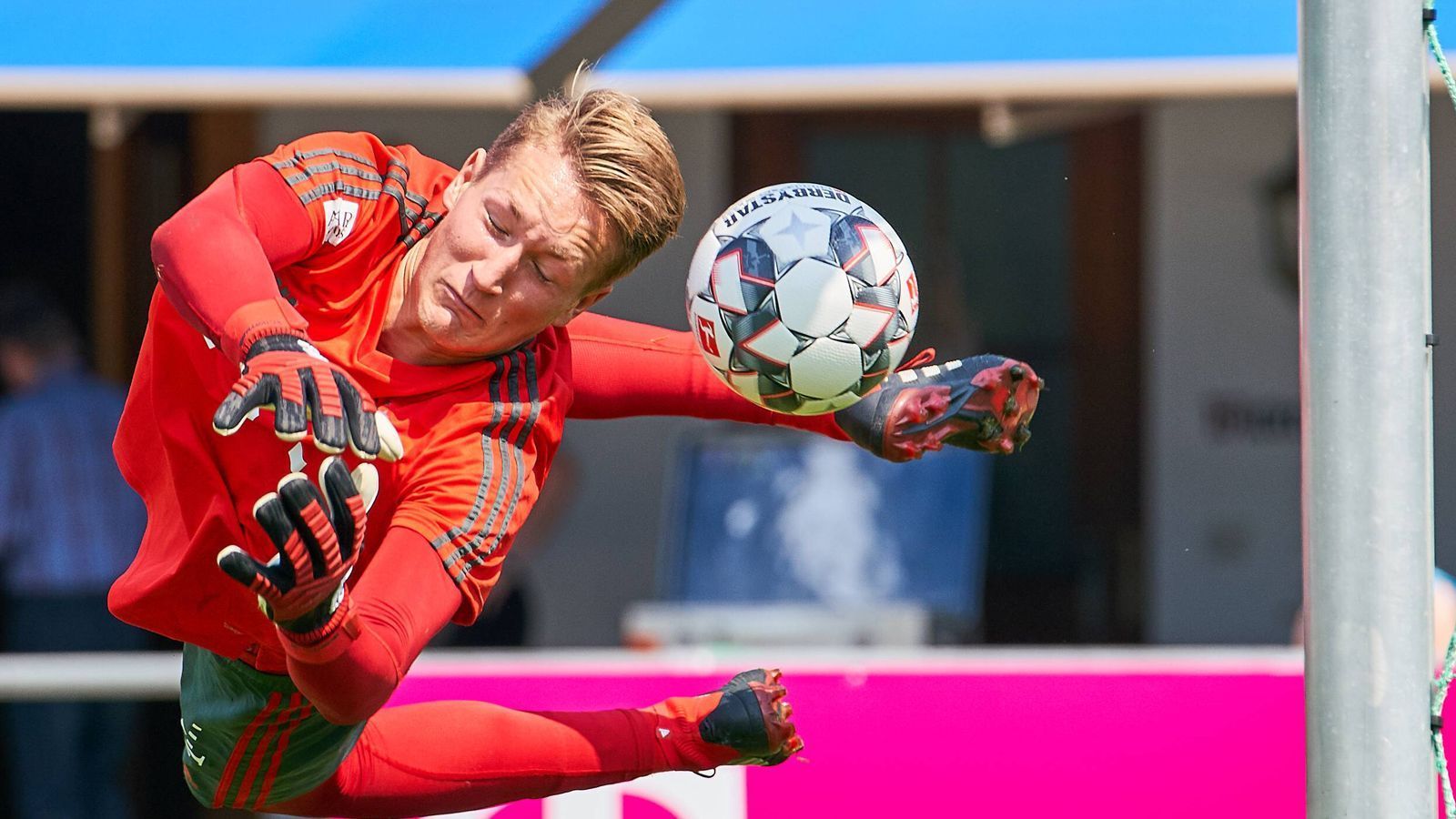 
                <strong>Ron-Thorben Hoffmann</strong><br>
                Ron-Thorben Hoffmann unterschrieb im Mai seinen ersten Profivertrag beim FC Bayern, zuvor war er bei den A-Junioren aktiv. 2015 wechselte Hoffmann von RB Leipzig nach München. Der 19-Jährige stand in der Saison 2018/19 bislang sechs Mal im Tor der zweiten Mannschaft.
              