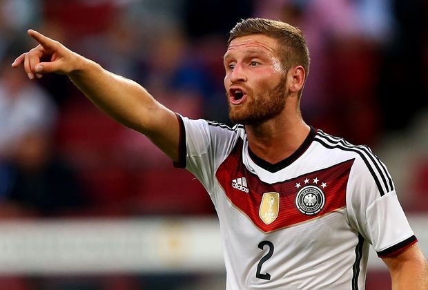 
                <strong>Shkodran Mustafi (Deutschland)</strong><br>
                In der U16 startete Shkodran Mustafi seine Nationalmannschaftskarriere für Deutschland und durchlief seither jede Junioren-Auswahl - bis er es 2014 ins deutsche A-Team schaffte. Spätestens seitdem er Weltmeister wurde, ist seine U21-Zeit vorbei.
              