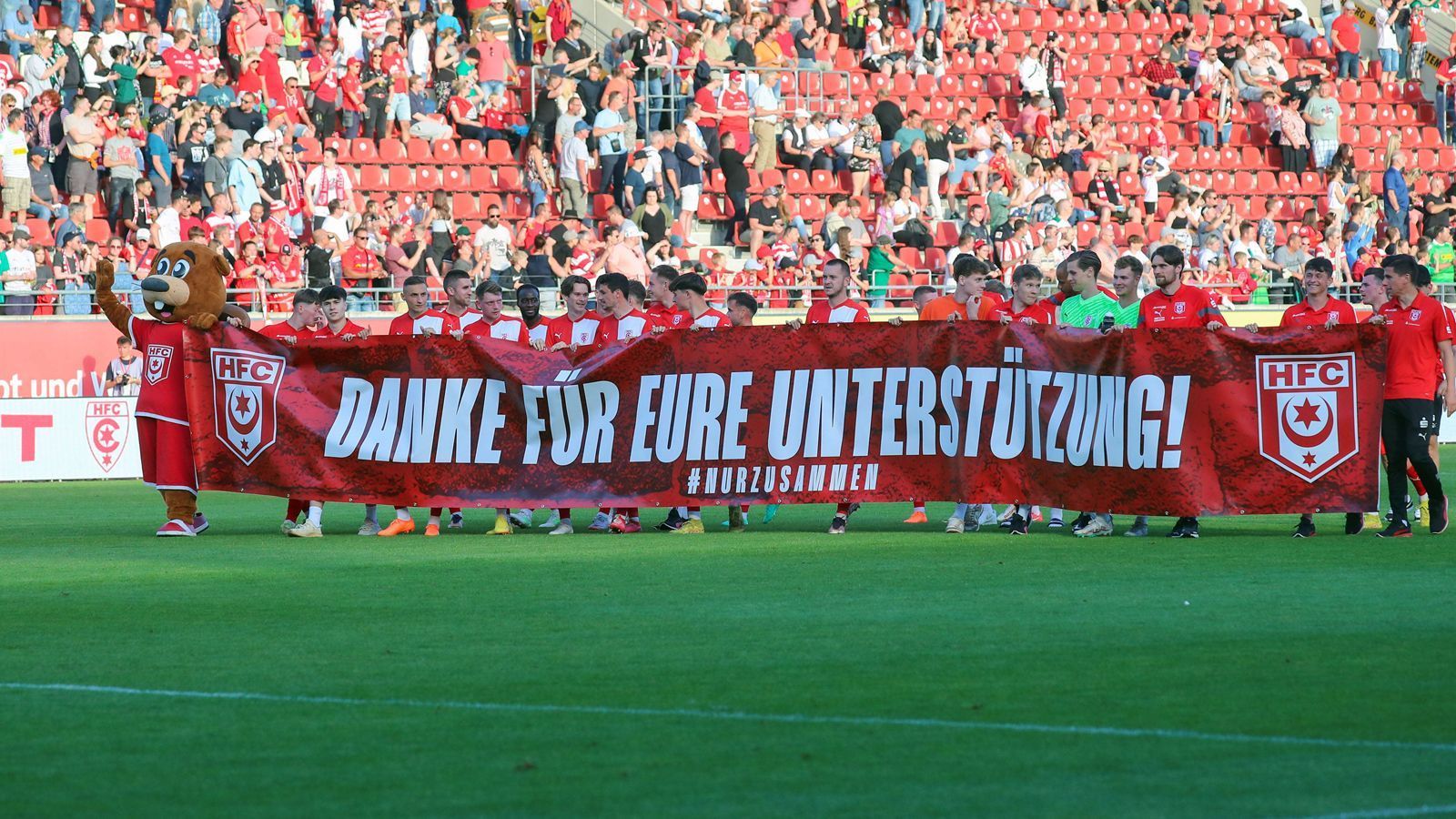 
                <strong>Sachsen-Anhalt: Hallescher FC</strong><br>
                Nach einer eher schwachen Drittliga-Saison, in der sich der Hallesche FC gerade so vor dem Abstieg retten konnte, hat die Mannschaft von Coach Sreto Ristic nun immerhin im Landespokal-Finale ein Erfolgserlebnis feiern können. Gegen den Oberligisten Wernigerode genügte ein Treffer von Erich Berko in der 2. Minute. Das Ticket für die erste Runde des DFB-Pokal ist somit gelöst. 
              