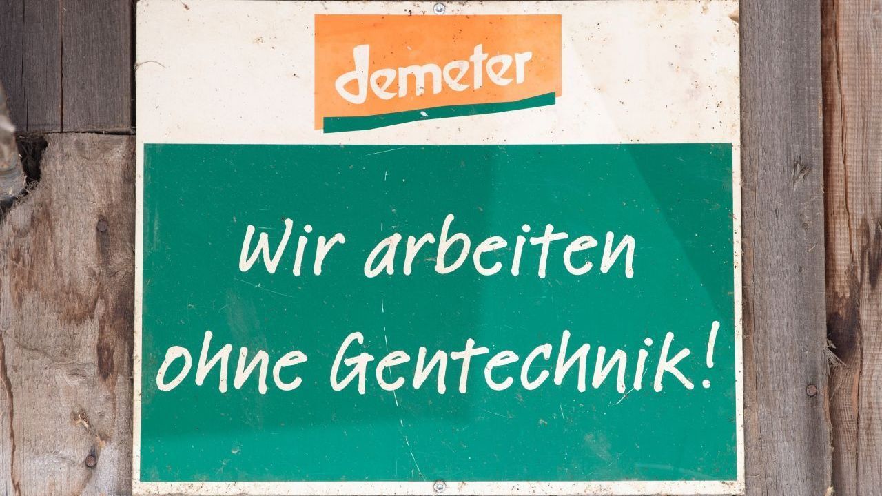 Demeter: Seit 1927 stellt der Anbau-Verband Lebensmittel nach dem Leitbild von Rudolf Steiner bio-dynamisch her. Inzwischen gibt es auch Kleidung und Kosmetika. BUND-Urteil: sehr empfehlenswert - hohe Öko-Standards der deutschen Anbau-Verbände.