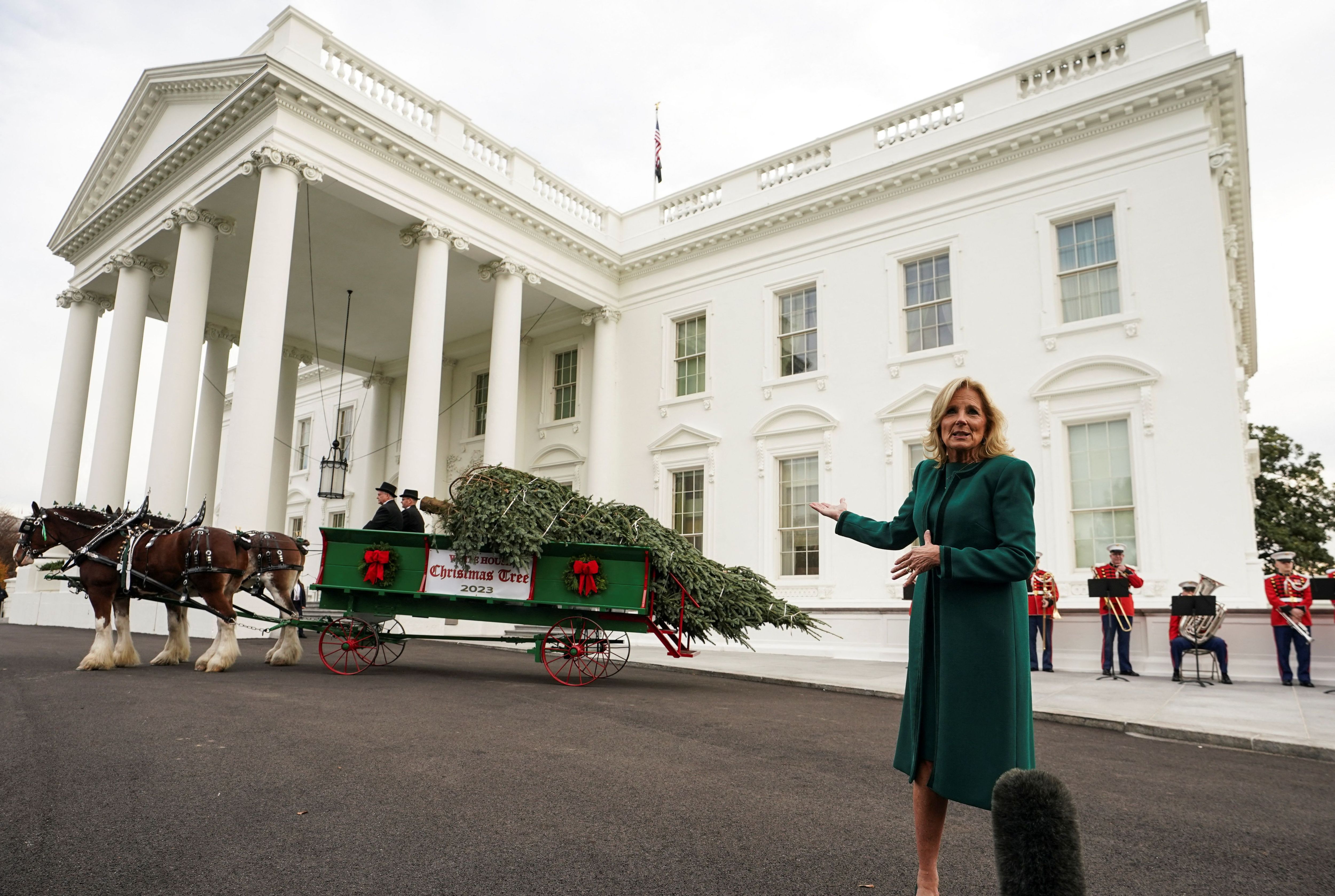 Auch 2023 wird die Tradition fortgesetzt: Jill Biden empfing am 20. November den offiziellen Baum fürs Weiße Haus.