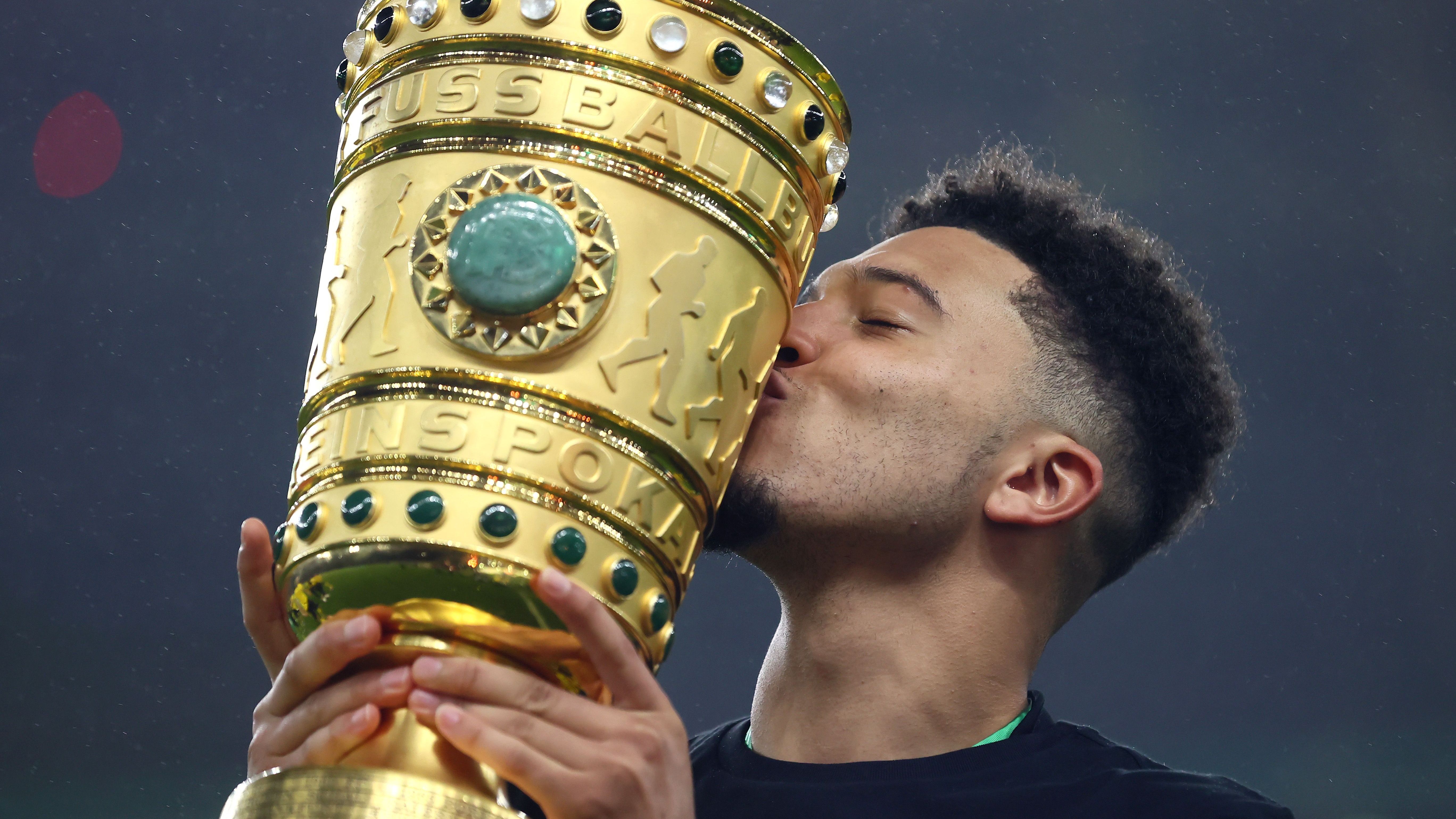 <strong>Platz 3: DFB Pokal (Fußball)</strong><br>Der gelingt dafür dem DFB Pokal. Was für ein Gerät! Golden, mächtig, ikonisch! Da geht nicht viel drüber.