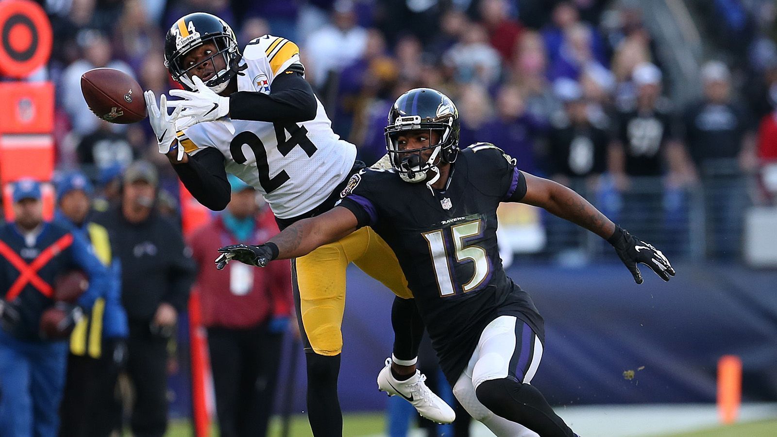 
                <strong>AFC</strong><br>
                In der AFC haben sich die Kansas City Chiefs und die Los Angeles Chargers bereits ihre Playoff-Tickets gesichert. Für die Houston Texans sieht es auch sehr gut aus. Knapp dahinter sortieren sich die New England Patriots ein. Die Pittsburgh Steelers, der Spitzenreiter der AFC North, hat nur noch einen hauchdünnen Vorsprung vor den Baltimore Ravens, die in Week 16 einen wichtigen Sieg bei den Chargers feierten. Bevor am letzten Spieltag das Rivalry-Game gegen die Cincinnati Bengals ansteht, geht es für die Steelers noch gegen die Saints. Geht das verloren, verlieren die Steelers sogar ihren Playoff-Platz. Die Ravens haben mit dem Heimspiel gegen die Cleveland Browns ein leichtes Abschlussspiel. Die Browns haben sich durch den Sieg der Tennessee Titans gegen die Washington Redskins offiziell aus dem Playoff-Geschehen verabschiedet."In the hunt" sind in der AFC deshalb noch drei Teams.
              