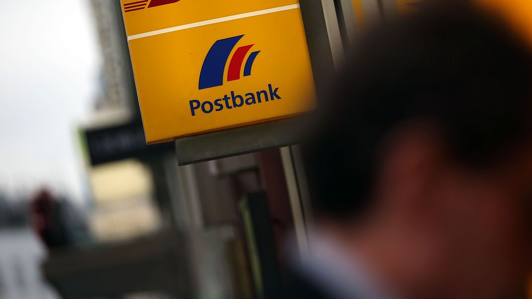 Das Schild einer Post- und Postbank-Filiale