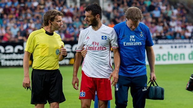 
                <strong>Emir Spahic (Hamburger SV)</strong><br>
                Emir Spahic (Hamburger SV): Normalerweise ist der Bosnier dafür bekannt, in der HSV-Verteidigung ordentlich auszuteilen. Doch beim Testspiel in Bochum bekam er selbst einen folgenschweren Schlag ab. Diagnose: Augenhöhlenbruch. Damit wird der 35-Jährige vermutlich den Saisonstart verpassen.
              