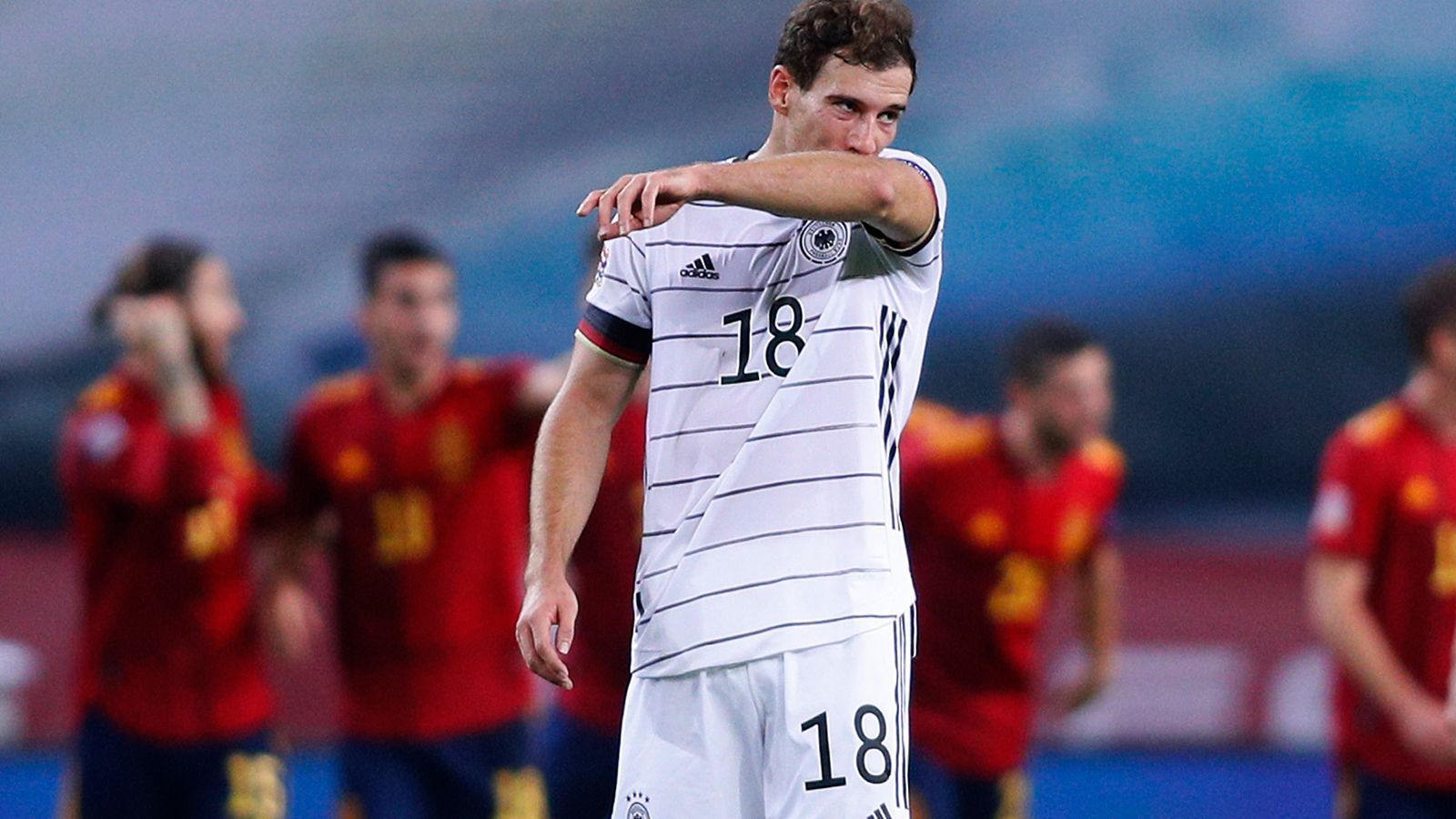 
                <strong>Leon Goretzka</strong><br>
                Hat in Hälfte eins immerhin ein paar gute Balleroberungen dabei, ist in einer heillos überforderten Mannschaft aber hauptsächlich mit Arbeit gegen den Ball beschäftigt. Impulse in Richtung offensiver Dreierreihe fehlen komplett. Hat nach einer Stunde Feierabend. ran.de-Note: 4
              