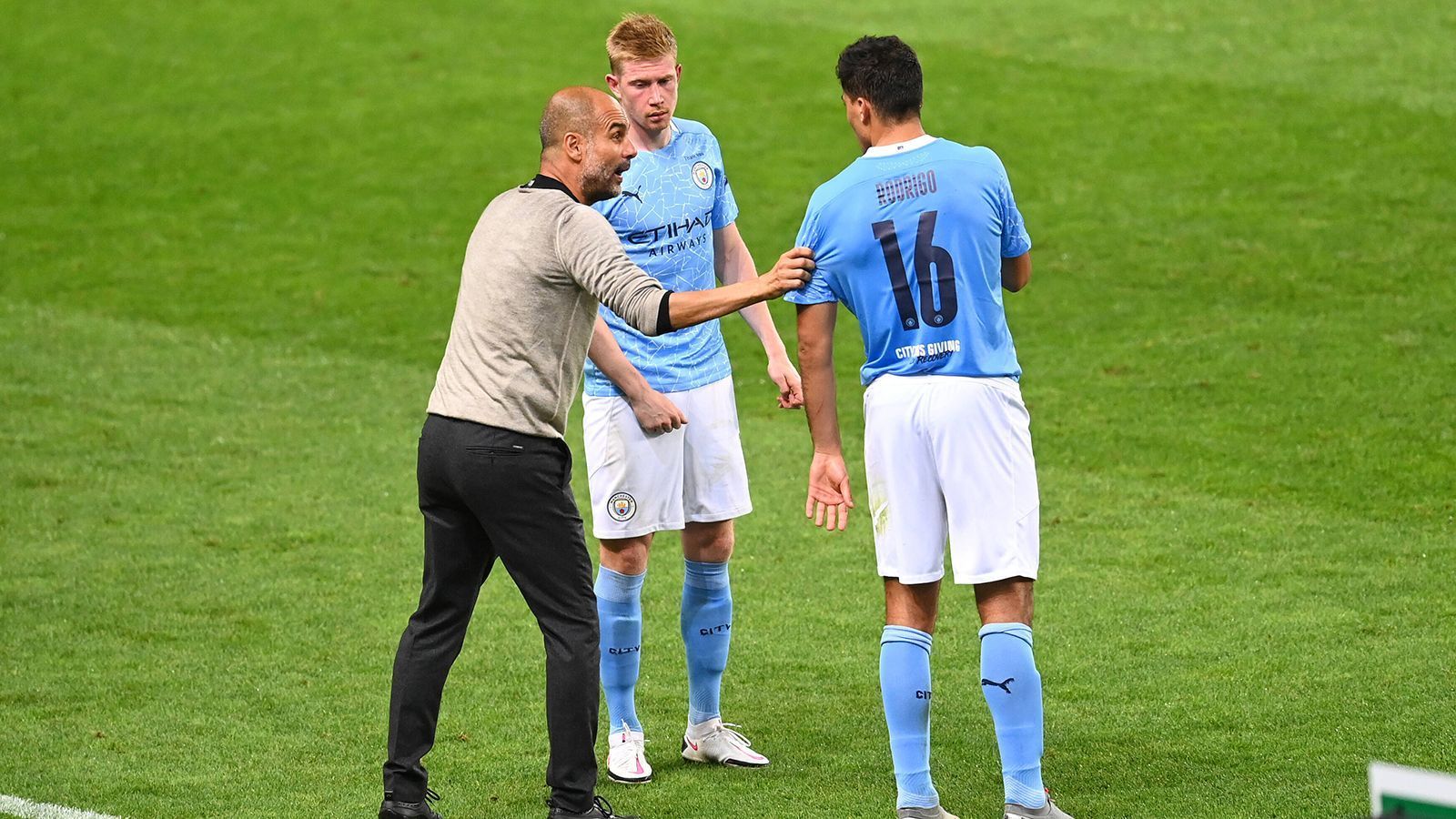 
                <strong>Platz 2: Manchester City</strong><br>
                Es läuft einfach nicht rund und trotzdem zählt Manchester City Jahr für Jahr zu den Topfavoriten. In der letzten Saison schied die Truppe von Pep Guardiola im Viertelfinale überraschend gegen Olympique Lyon aus, in der Premier League betrug der Abstand zu Liverpool satte 18 Punkte. Mit Ruben Dias und Nathan Ake kamen im Sommer zwei neue Innenverteidiger für über 100 Mio. Euro. Dazu holte City zahlreiche junge Talente für die Breite. Reicht es in diesem Jahr endlich für den europäischen Durchbruch? Bis auf 2015/16 haben es die Skyblues noch nie ins Halbfinale der Königsklasse geschafft. In der olympisch-angehauchten Gruppenphase gilt es sich aber erstmal gegen Olympique Marseille, Olympiakos Piräus und den FC Porto durchzusetzen. (Manchester City - FC Porto, am Mittwoch ab 21 Uhr im Liveticker auf ran.de)
              