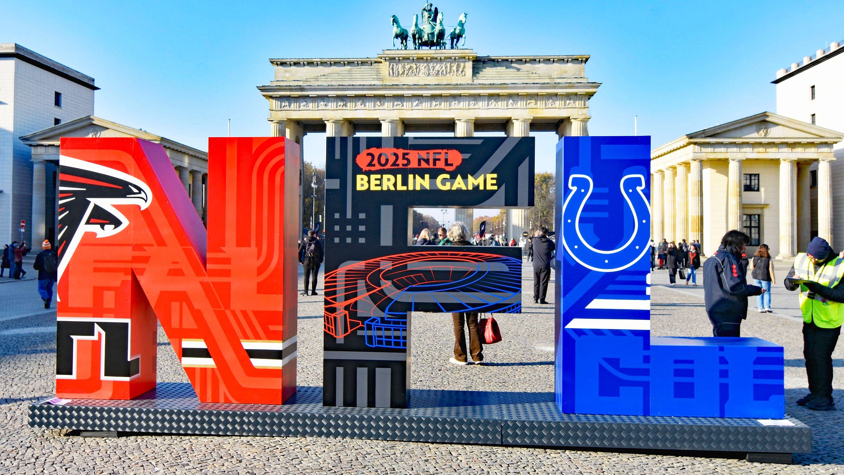 <em><strong>NFL: So teuer sind Essen und Getränke beim NFL-Spiel in Berlin!</strong><br>Die NFL ist zu Gast in Berlin: Die Atlanta Falcons treffen auf die Indianapolis Colts. Wer sich ein Ticket für dieses Highlight sichern wollte, musste schon tief in die Tasche greifen. Doch auch wer eins ergattern konnte und sich auf einen Stadionbesuch mit Bier und Currywurst freut, kommt nicht gerade günstig weg. <strong>ran</strong> hat die Preise im Olympiastadion für euch.</em>