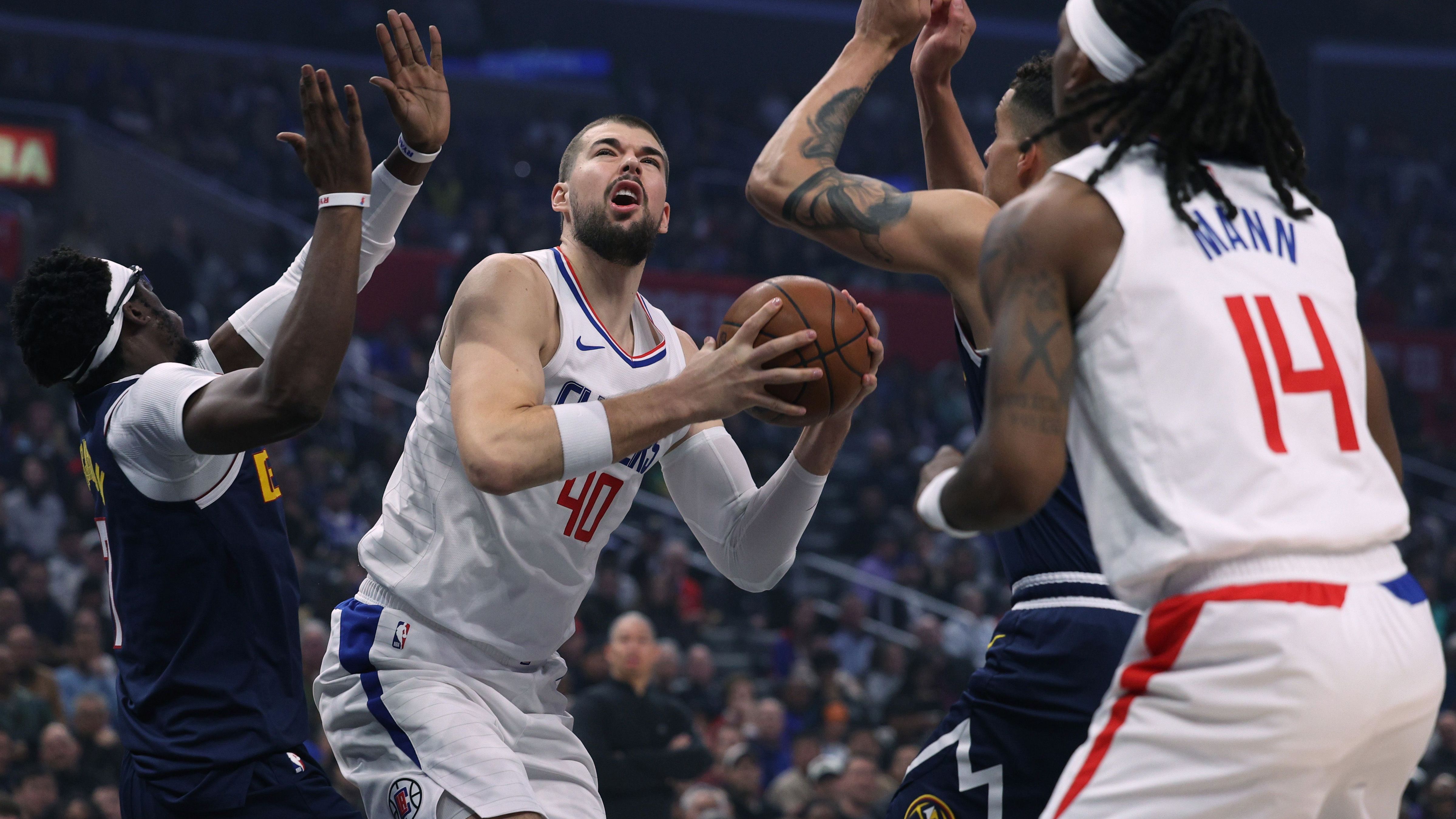 <strong>NBA Power Ranking nach Week 22 - Clippers spielen in Playoff-Form</strong><br>Wer hat in der NBA aktuell die besten Titelchancen (<a href="https://www.ran.de/sports/basketball/nba/news/nba202324-live-uebertragungen-im-free-tv-auf-prosieben-maxx-und-im-kostenlosen-livestream-hornets76ers-323386">Samstag und Sonntag live auf ProSieben MAXX und ran.de</a>)? Wer ist in bestechender Form und bei wem sieht es eher mau aus? Das Power Ranking nach Woche 22 von <em>ranNBA</em>-Experte Alex Vogel.