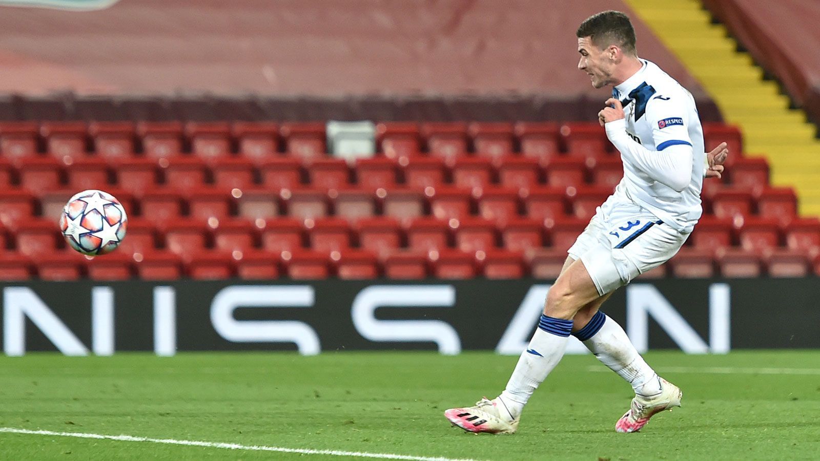 
                <strong>Robin Gosens (Atalanta Bergamo)</strong><br>
                Robin Gosens knüpft eindrucksvoll an seine Form aus der Vorsaison an, lediglich eine Wadenverletzung setzte ihn eine Zeit lang außer Gefecht. Zwar steht Atalanta in der Liga aktuell nur auf Platz sieben, dennoch sind die Champions-League-Plätze weiter in Sichtweite. In der Königsklasse konnte er ebenfalls überzeugen und mit seinem Team ins Achtelfinale einziehen. Nun wartet mit Real Madrid der nächste harte Brocken. Und ohne Gosens? Da blieb Bergamo in vier Partien ohne Sieg.ran.de Note: 2
              
