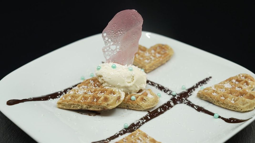 Du brauchst noch ein Dessert für Weihnachten? Wir haben für dich ein Rezept: winterliche Waffeln mit Vanilleeis und Bonbonchip.