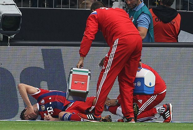 
                <strong>Bayern-Schock: Martinez droht lange Pause</strong><br>
                An der Seitenlinie wird Martinez sofort von der medizinischen Abteilung der Bayern behandelt. 
              