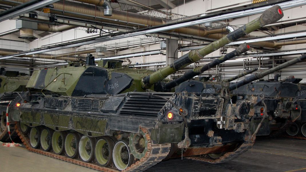 Panzer vom Typ Leopard 1 A5 aus dänischen Beständen stehen in Flensburg in einer Produktionshalle, nachdem das Bundeswirtschaftsministerium die Ausfuhr von bis zu 178 Kampfpanzern diesen Typs in die Ukraine genehmigt hatte.