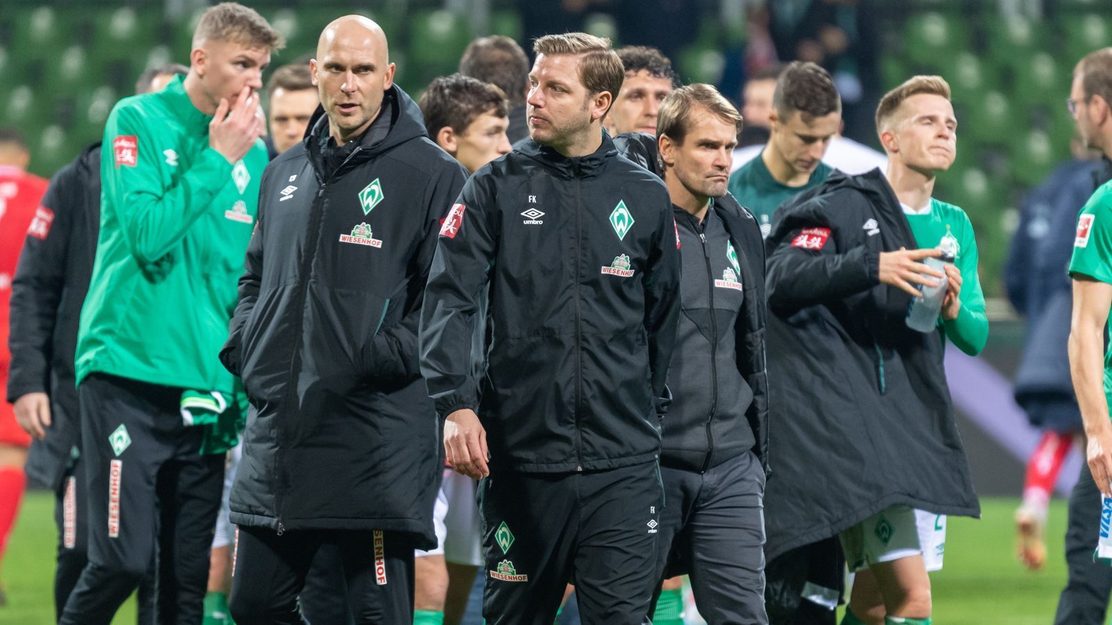 
                <strong>Die Form</strong><br>
                Denn Werder wehrte sich zwar gegen den Abstieg, zeigte aber starke Schwankungen. In den letzten sieben Spielen gab es Siege in Freiburg, auf Schalke (jeweils 1:0) und in Paderborn (5:1), nach dem vermeintlichen Befreiungsschlag dann aber wiederum Niederlagen gegen Bayern (0:1) und in Mainz (1:3). Vor allem die Schlappe beim FSV war ein Schlag für die Psyche.
              