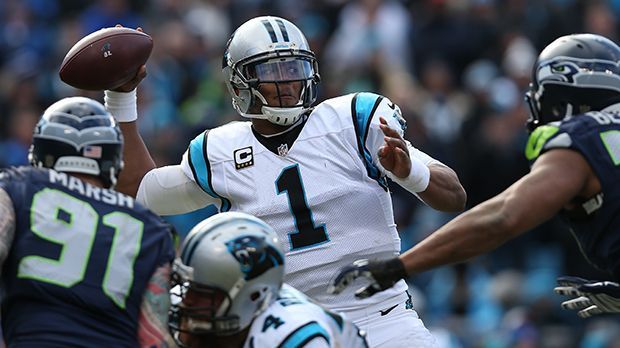 
                <strong>Cam Newton</strong><br>
                Vor allem im Hinblick auf seine Pässe hat Newton in der aktuellen Saison beeindruckt. Ganze 35 Touchdown-Pässe stehen auf seinem Regular-Season-Konto. Nur Tom Brady erzielte noch einen mehr. Dafür ist der Carolina-Quarterback bei seiner Pass-Ausbeute einsame Spitze. 7.1 Prozent seiner geworfenen Bälle enden in einem Touchdown. Ligabestwert.
              