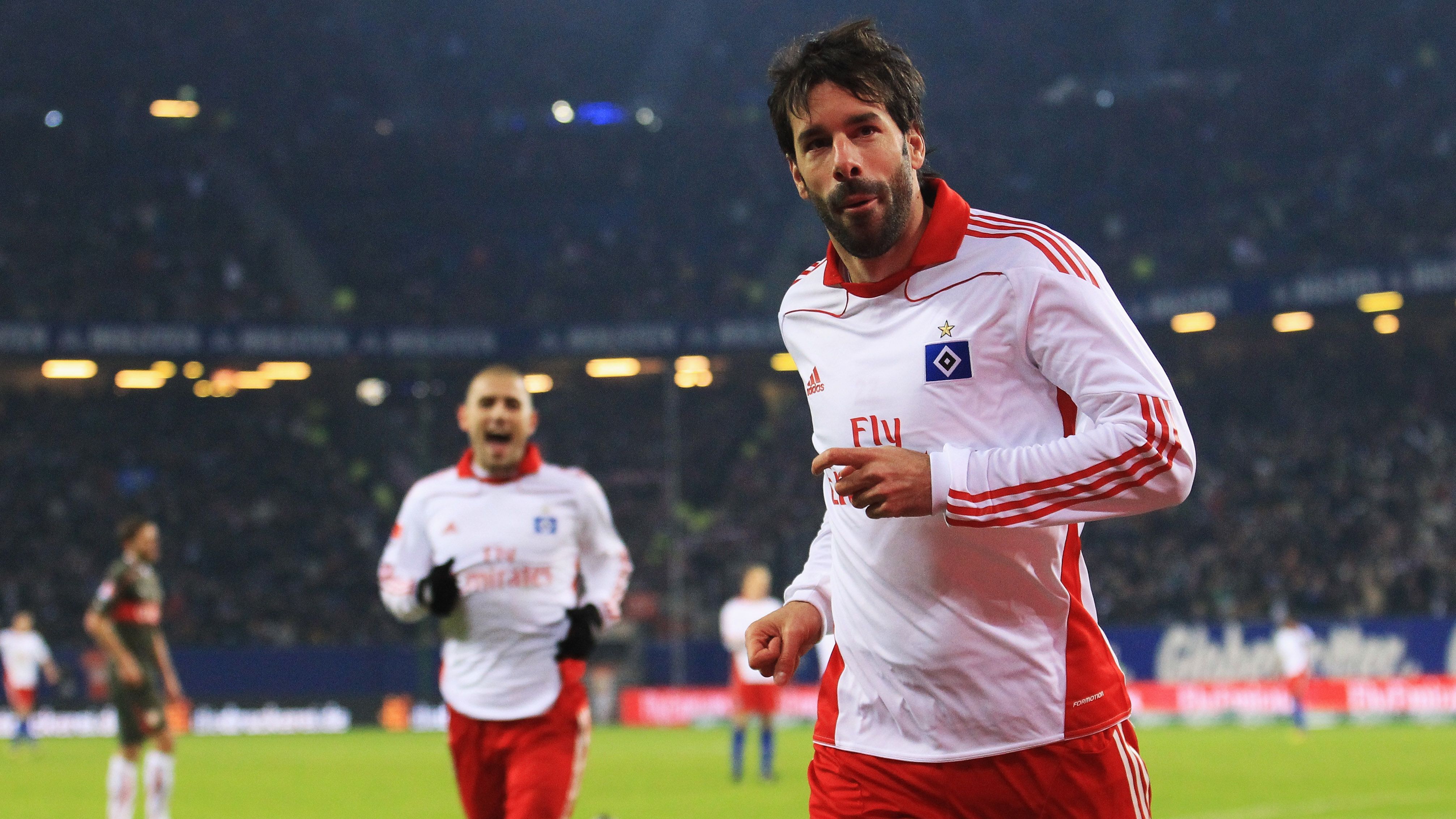 <strong>Ruud van Nistelrooy</strong><br>Bereits im Frühjahr 2010 wechselte van Nistelrooy von Real Madrid zum HSV in die Bundesliga. Nach einem Kurz-Debüt beim 3:3 gegen Köln feierte der Holländer beim 3:1-Sieg gegen Stuttgart seine richtige Premiere. Eingewechselt in der 65., getroffen in der 75. – und 90 Sekunden später gleich noch mal! Im Anschluss fiel der damals 33-Jährige allerdings erst mal verletzt aus.