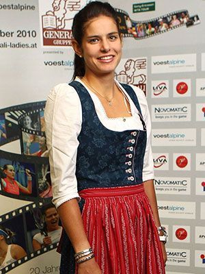 
                <strong>Gorgeous Görges</strong><br>
                Die Norddeutsche macht auch im Dirndl eine gute Figur. Kein Wunder, dass sie vor allem in den USA auch Julia "Gorgeous" genannt wird. Ob das an ihrer Erscheinung oder dem für englischen Zungen unaussprechlichem "ö" in ihrem Nachnamen liegt?
              