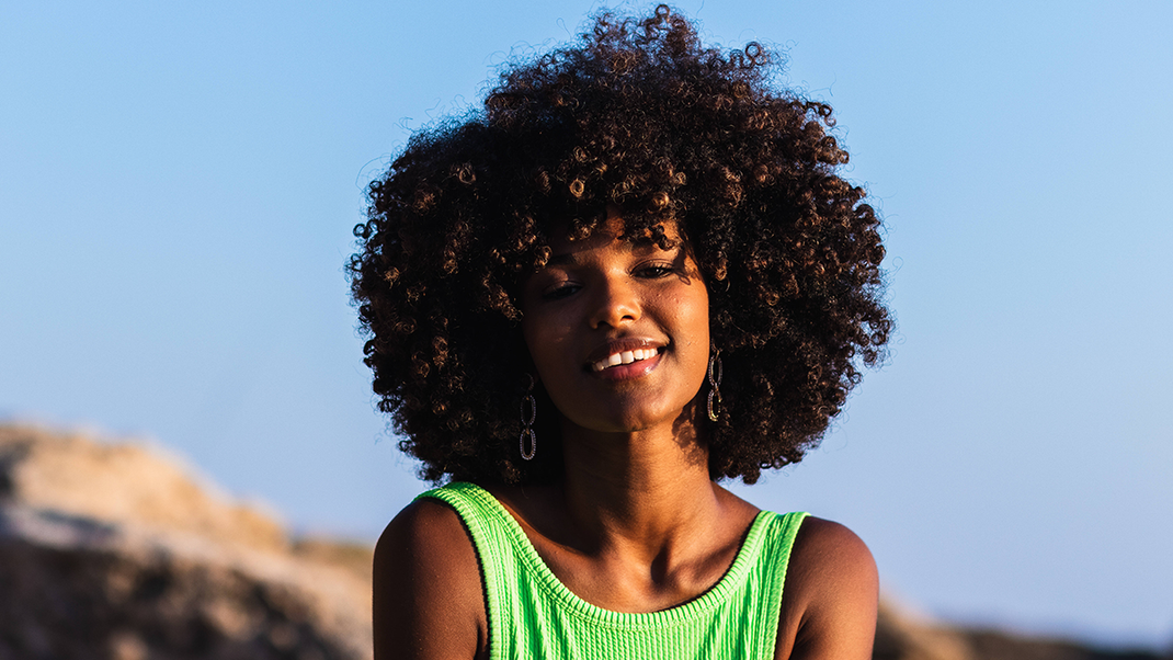 Eine super pflegende Wirkung mit reichhaltigen Vitaminen für eure Haare – bereits mit einer kleinen Menge an Kokosnussöl, könnt ihr eure lockige Mähne bändigen.