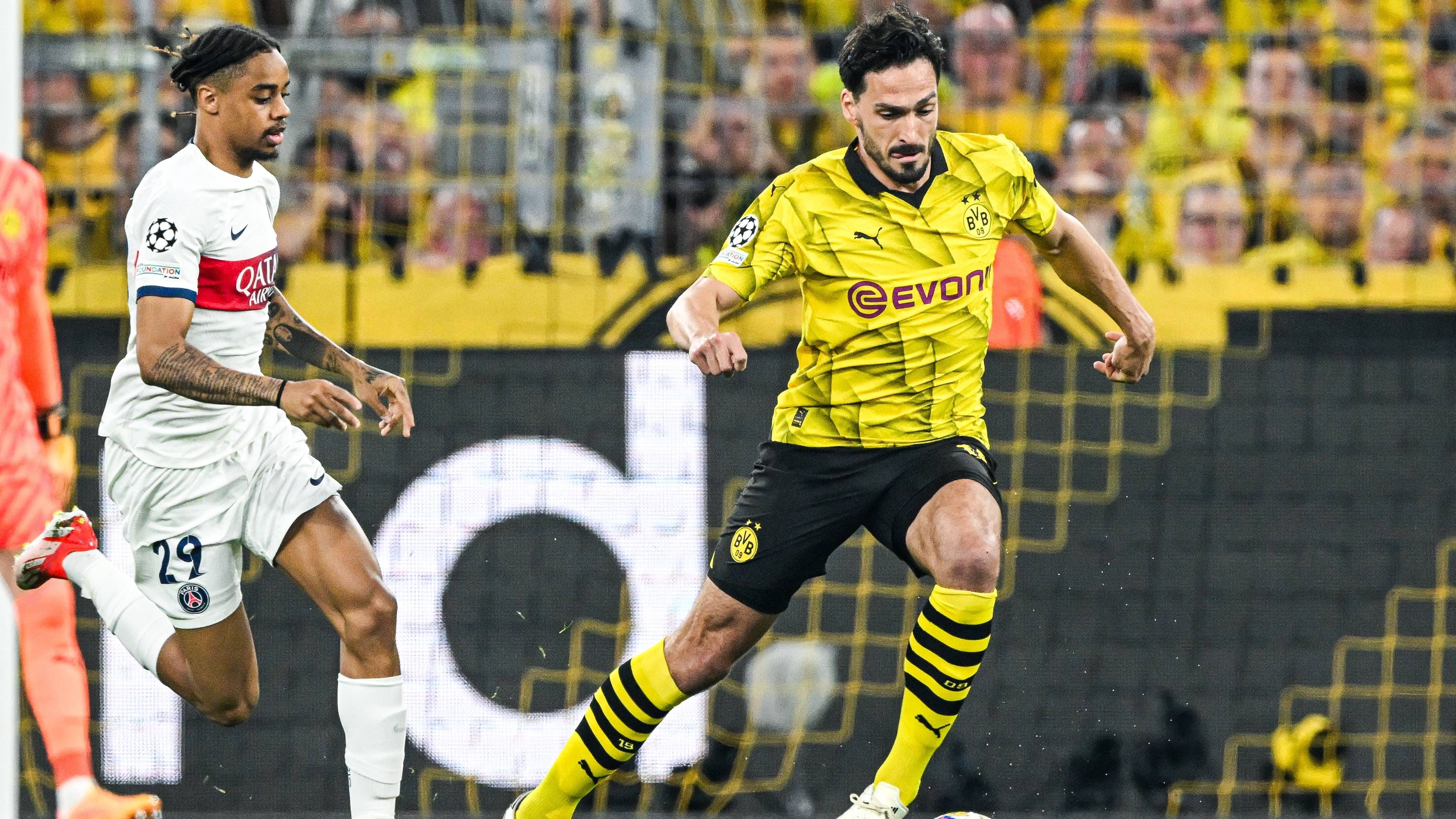 <strong>Mats Hummels (Borussia Dortmund)</strong><br>Lässt im Verbund mit Schlotterbeck durch die Mitte zunächst nur wenig zu. Dazu immer wieder mit energischen Antritten im Spielaufbau, wenn vor ihm zu wenig Bewegung herrscht. Kurzer Schreckmoment in Paris‘ Druckphase nach der Pause, als ihm Ruiz entwischt, aber vergibt. Erneut ein starkes Spiel des Abwehrchefs. <strong><em>ran</em>-Note:</strong> <strong>2</strong>