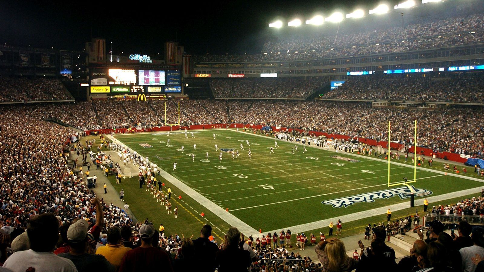 
                <strong>2005 im Gillette Stadium: Oakland Raiders @ New England Patriots 20:30</strong><br>
                Zum zweiten Mal sind die New England Patriots Ausrichter des Eröffnungsspiels der NFL, zum zweiten Mal gibt es einen Sieg, diesmal gibt es einen Sieg gegen die Raiders. Tom Brady liefert eine souveräne Vorstellung mit 306 Yards und zwei Touchdowns, doch auch Raiders-Quarterback Kerry Collins muss sich mit seinen 265 Yards und drei Touchdowns nicht verstecken, wobei seine Passquote mit unter 50% negativ herausragend ist.
              
