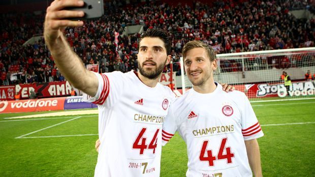 
                <strong>Griechenland: Olympiakos Piräus</strong><br>
                Der deutsche Weltenbummler Marko Marin (re.) fährt mit Olympiakos bereits den siebten Titel in Serie ein. Piräus krönt sich durch einen 5:0-Sieg am vorletzten Spieltag gegen PAS Giannina zum alten und neuen Meister in der Super League. Für Marin, der zuvor mit Sevilla und Chelsea zwei Mal die Europa League gewinnt, ist es der erste Meistertitel in seiner Karriere. Die Mannschaft von Coach Takis Lemonis fährt den erneuten Titel trotz des Winter-Abgangs von 13-Tore-Mann Brown Ideye in Richtung China letztlich souverän ein.
              