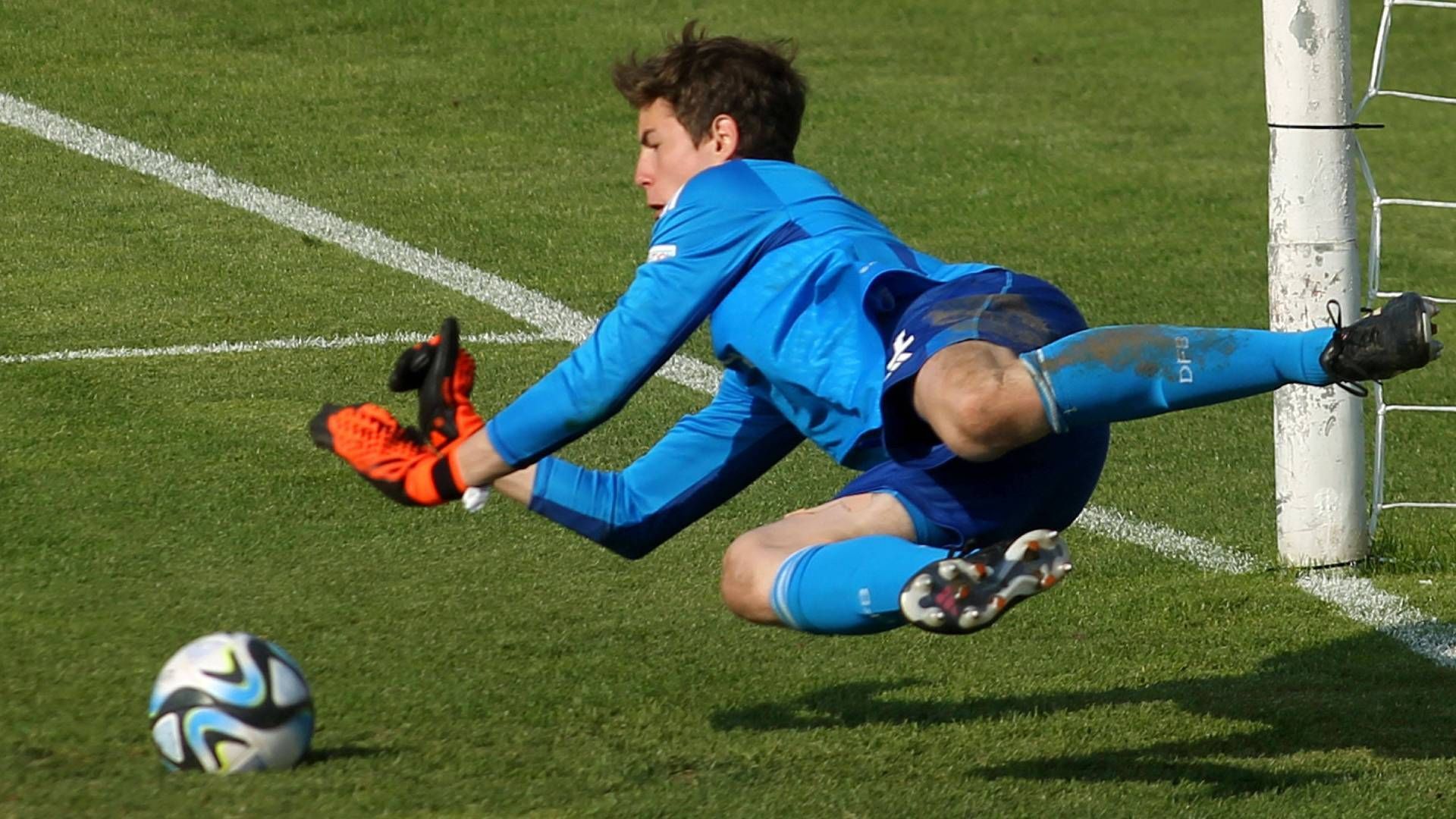 
                <strong>Tor: Max Schmitt</strong><br>
                &#x2022; Alter: 17<br>&#x2022; Verein: FC Bayern München<br>Schmitt war die klare Nummer eins der deutschen Mannschaft bei der EM. Im Viertelfinale gegen die Schweiz wurde der Keeper mit zwei gehaltenen Strafstößen im Elfmeterschießen zum Helden, im Finale konnte er ebenfalls einen französischen Versuch entschärfen. Auf Vereinsebene kickt Schmitt bereits seit sechs Jahren für den FC Bayern München und war dort in der abgelaufenen Saison Stammtorwart der B-Junioren in der Bundesliga Süd/Südwest. Reift da womöglich ein neuer Manuel Neuer heran?
              