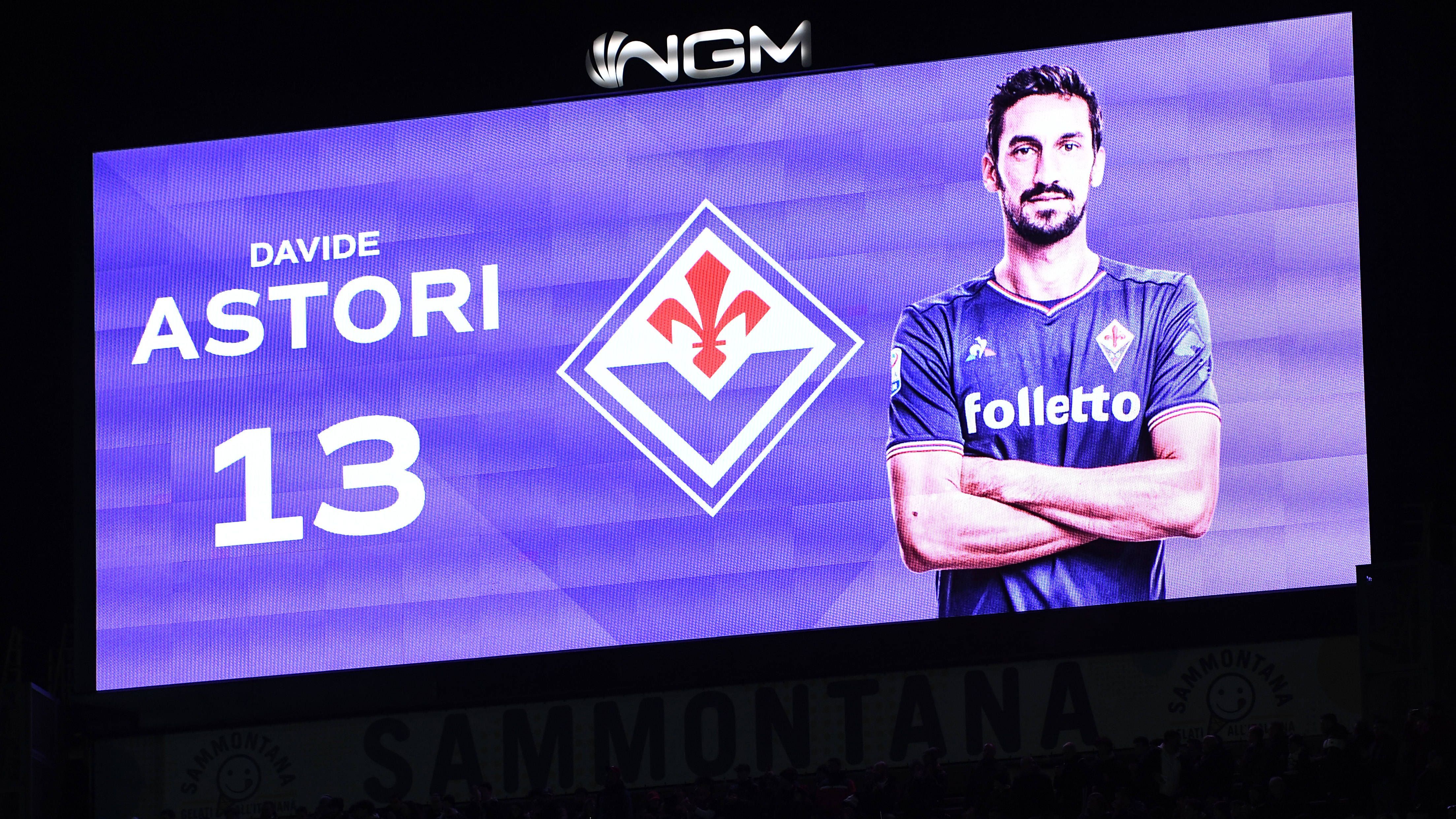 <strong>Nummer 13: Davide Astori (Florenz und Cagliari)</strong><br>Eine traurige Geschichte steckt hinter der nicht mehr vergebenen Nummer 13 bei Florenz und Cagliari. Die trug bis zu seinem plötzlichen Tod Davide Astori bei der Fiorentina und davor auch schon in Cagliari. Zu Ehren des 2018 im Alter von 31 Jahren verstorbenen Verteidigers wurde dessen Rückennummer dann bei seinen beiden Ex-Klubs retired.