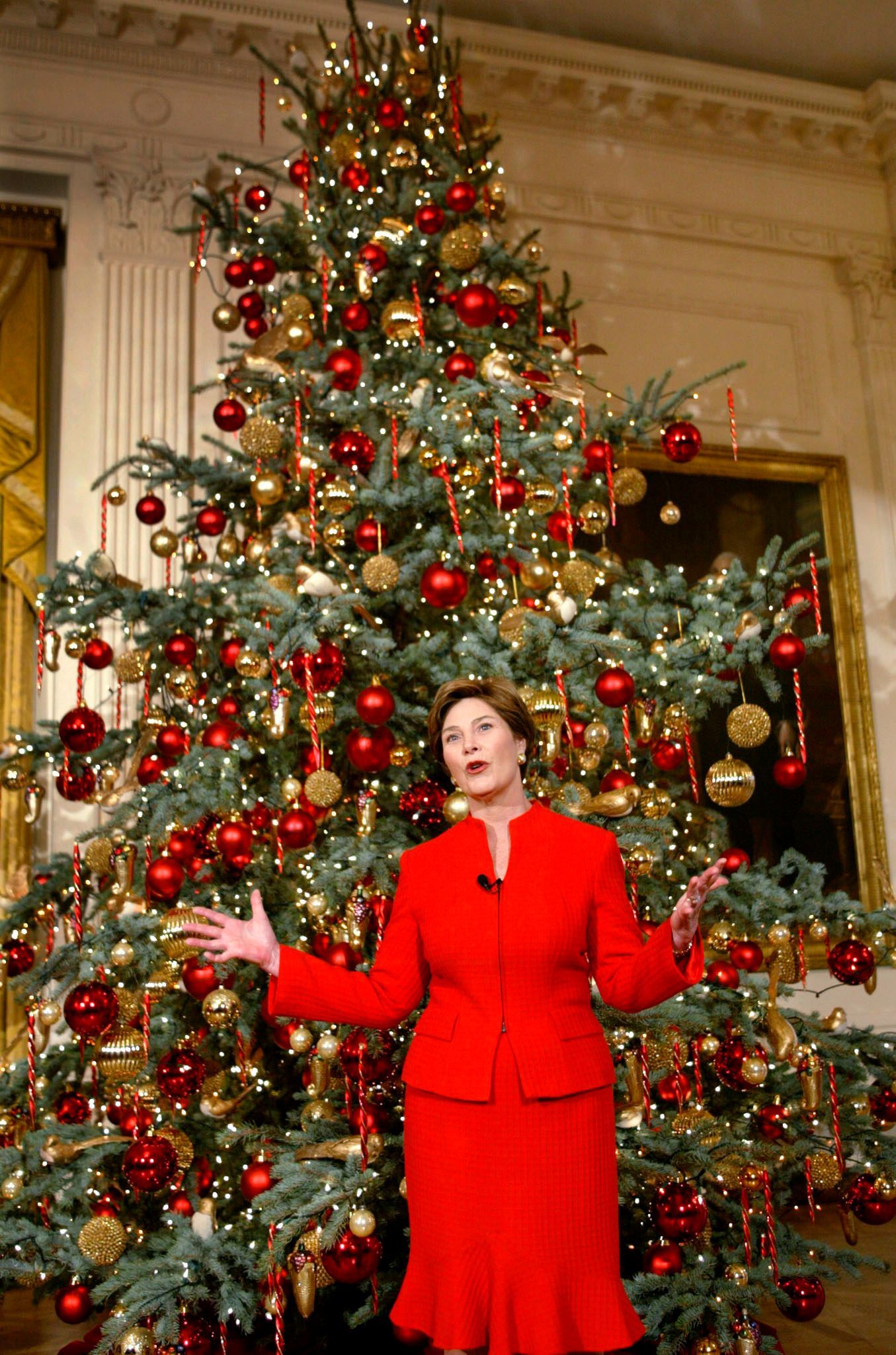 Ton in Ton mit der Weihnachtsdeko präsentiert Laura Bush 2002 den Baum.