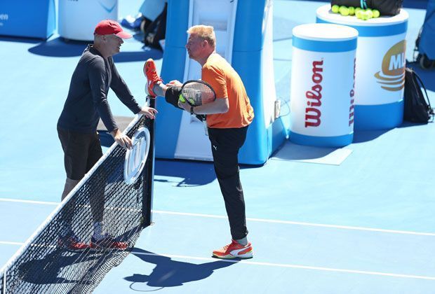
                <strong>Australian Open: Becker und "Djoker" bei der Arbeit </strong><br>
                Vor der Trainingseinheit gilt es auch für Becker, sich ordentlich warm zu machen.
              