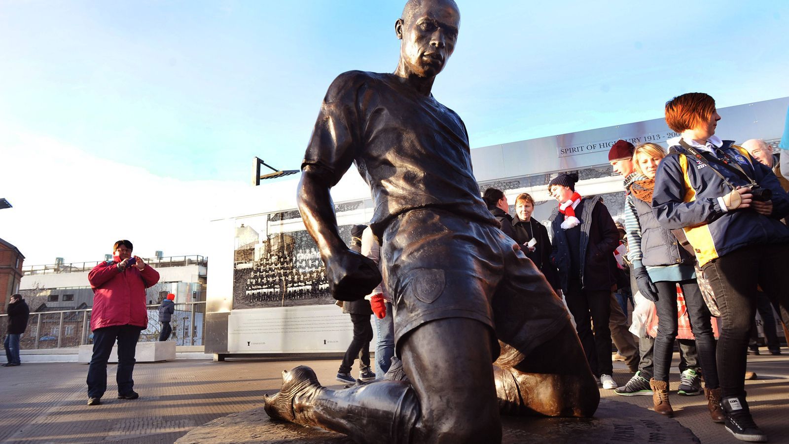 <strong>Thierry Henry</strong><br>
                Und noch ein Franzose.&nbsp;Thierry Henry hat die Vereinsgeschichte des FC Arsenal wesentlich geprägt, weshalb ihm die Ehre zuteil wurde, als Statue vor dem Emirates Stadium zu stehen. Henrys Ebenbild wurde 2011 anlässlich des 125. Vereinsjubiläums der Gunners enthüllt. Er erzielte 176 Tore in der Premier League für Arsenal.
