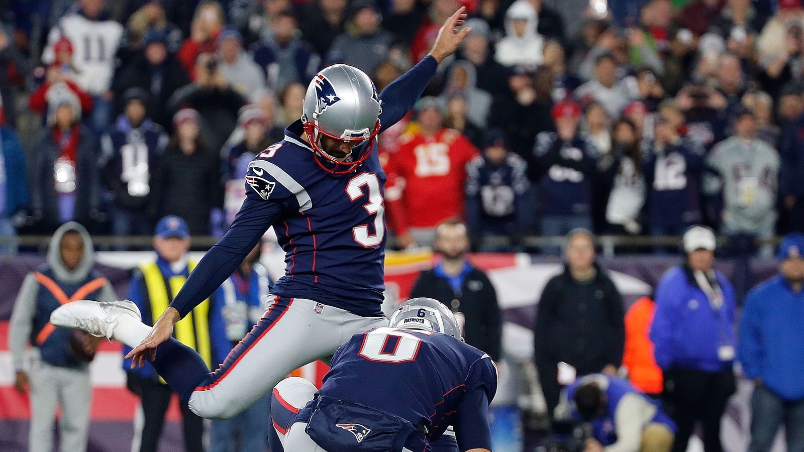 
                <strong>Special Teams - Vorteil Patriots</strong><br>
                Nicht selten entscheiden Kicker ein Spiel. Wie gut für die Patriots, dass sie sich auf ihren verlassen können. Stephen Gostkowski verwandelte 2018 30 von 35 Field Goals (85,7 Prozent) sowie 58 von 59 PATs (98,3 Prozent) und präsentierte sich damit etwas zielsicherer als Rams-Pendant Greg Zuerlein (41 von 49 bzw. 83,7 Prozent FGs sowie 56 von 58 bzw. 96,6 Prozent PATs). Den Patriots gelang im Gegensatz zu den Rams zudem ein Punt-Return-Touchdown.
              