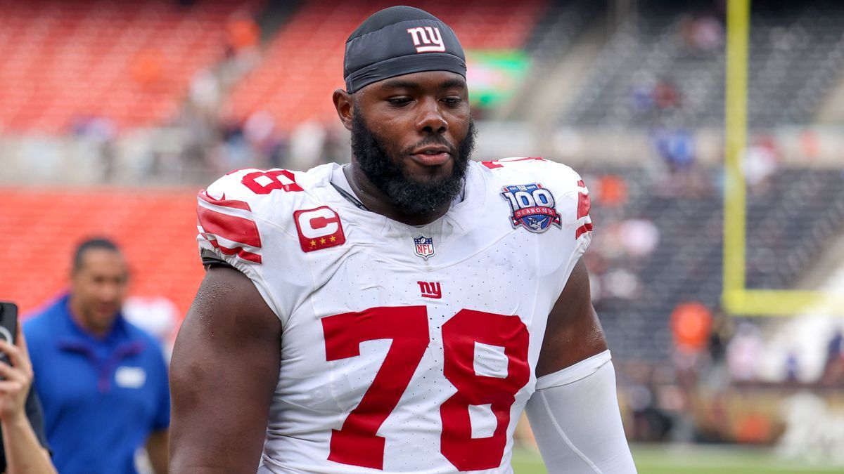 CLEVELAND, OH - SEPTEMBER 22: New York Giants offensive tackle Andrew Thomas (78) leaves the field following the following the National Football League game between the New York Giants and Clevelan...